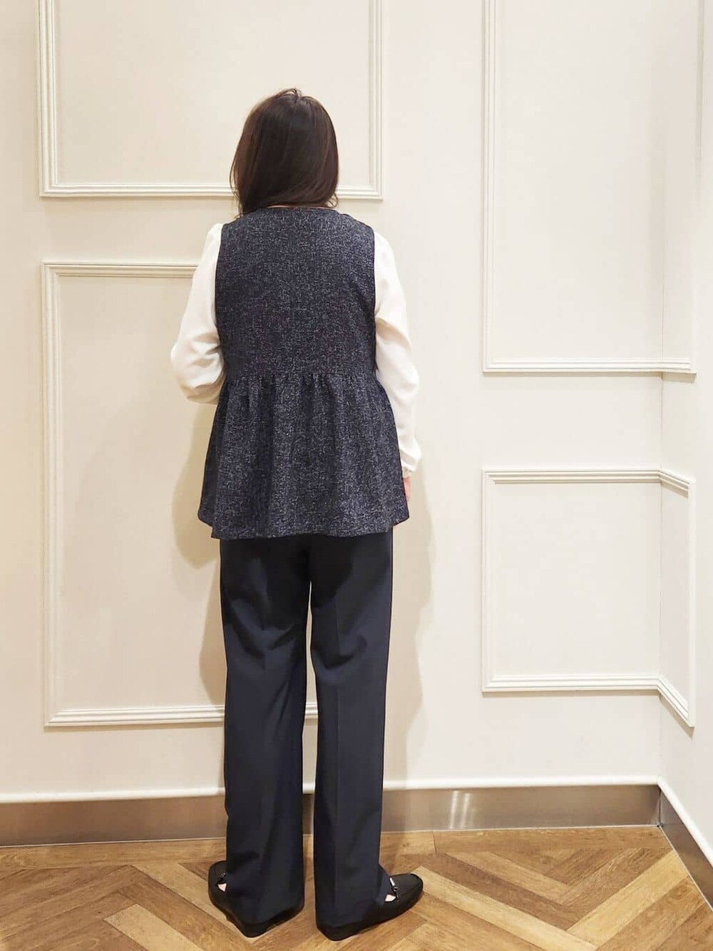 ブルー系のシャツ/ブラウス、ブルー系のその他パンツ、ブラック系のパンプスを着用したレディースの冬コーディネートの3枚目の写真