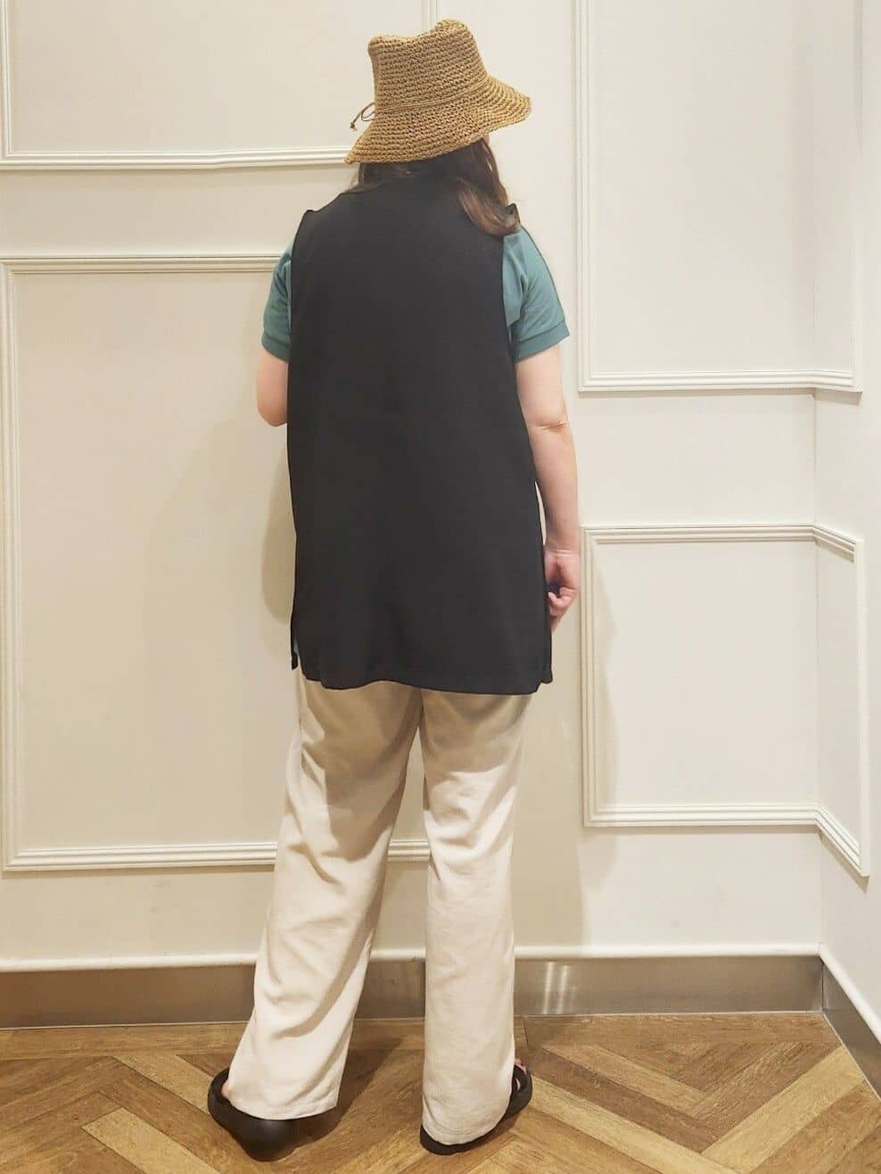 グリーン系のTシャツ/カットソー、ブラック系のベスト、ベージュ系のその他パンツを着用したレディースの夏コーディネートの3枚目の写真