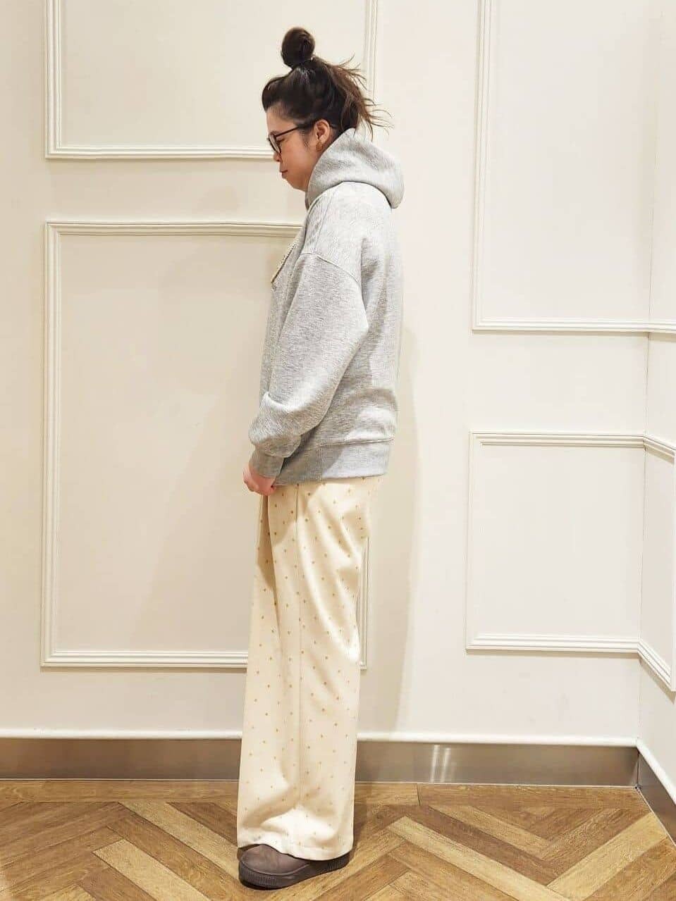 グレー系のパーカー、ベージュ系のその他パンツ、ブラウン系のブーツを着用したレディースの冬コーディネートの2枚目の写真