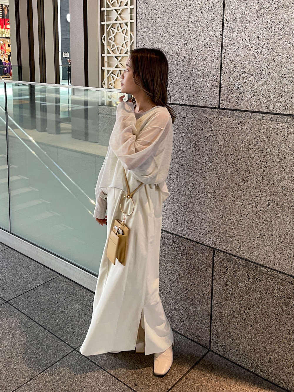 「春夏コーデ、今日のコーデ、大人女子、オトナカジュアル、低身長コーデ、淡色女子、ホワイト、ワンピース、ワントーンコーデ、低身長、オトナ女子、シンプル」｜「natural coutureのお好みのスタイリングを自在に楽しめる シアーニット＋キャミワンピースセット（ワンピース、ホワイト系）」を使った、ちびまる ◎さん（レディース・142cm）の春コーディネートの2枚目の写真