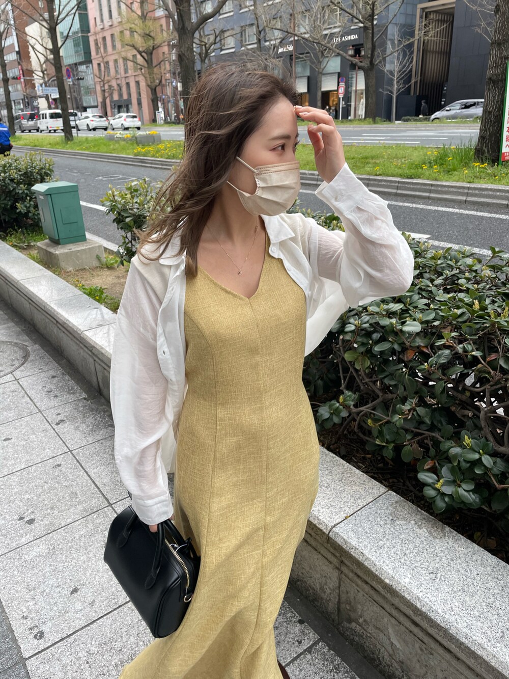 「今日のコーデ、低身長、低身長コーデ、イエロー、ワンピース、カジュアルコーデ、大人カジュアル、プチプラコーデ、シアーシャツ、白シャツ、おでかけ、オトナカジュアル、カラーコーデ、黄色」｜「natural coutureのセット着用可/美シルエットラインが魅力 リネンライクマーメイドフレアワンピース（ワンピース、イエロー系）」を使った、ちびまる ◎さん（レディース・142cm）の春コーディネートの3枚目の写真