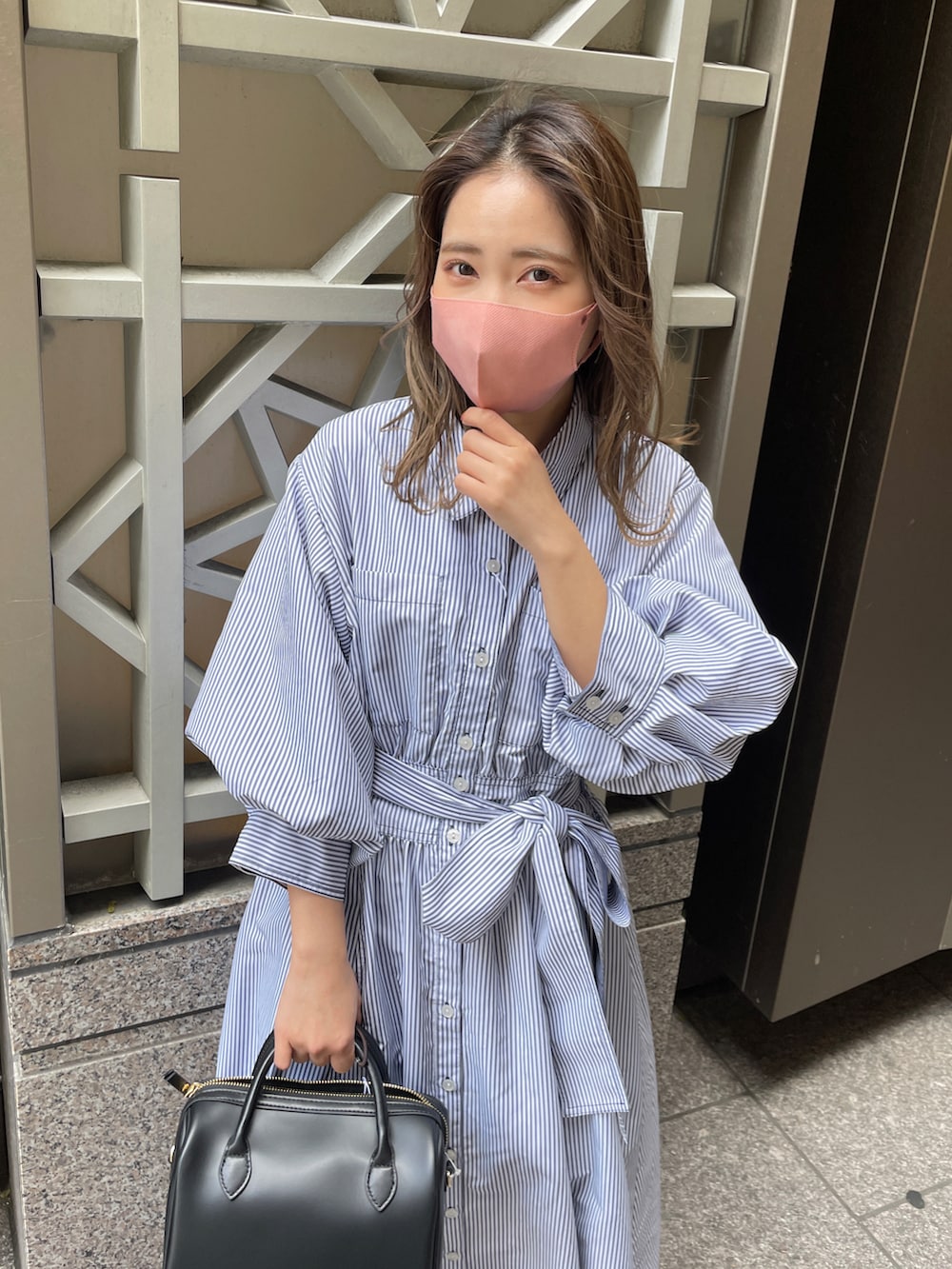 「春コーデ、今日のコーデ、低身長、低身長コーデ、大人カジュアル、カジュアルコーデ、ワンピース、プチプラコーデ、ストライプ、夏コーデ、休日コーデ、ブルー」｜「natural coutureの爽やかな春夏デザイン。バルーンスリーブシャツワンピース（ワンピース、その他）」を使った、ちびまる ◎さん（レディース・142cm）の春コーディネートの2枚目の写真