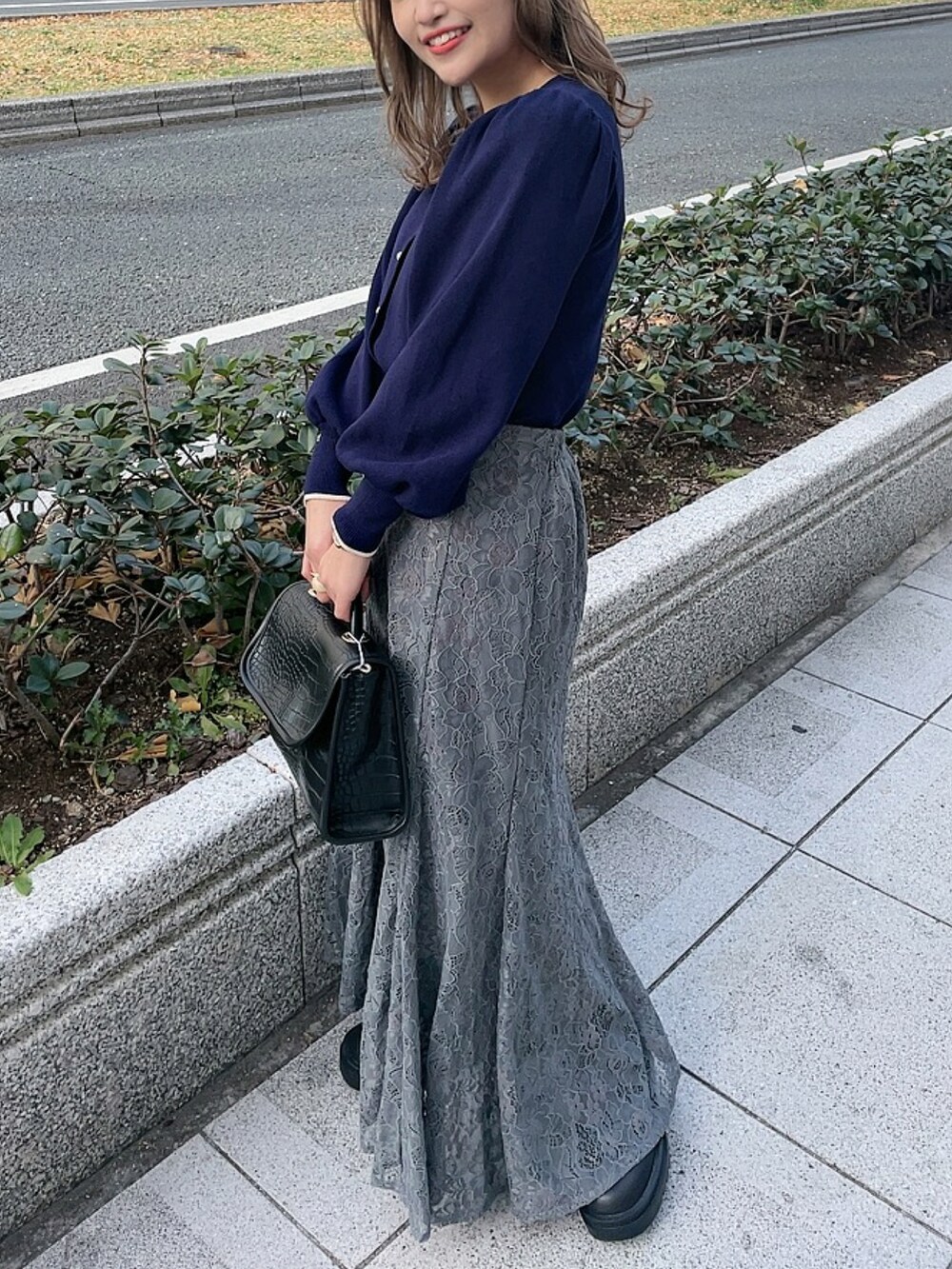 「休日コーデ、オトナカジュアル、低身長コーデ、オトナ女子、低身長、冬コーデ、春コーデ、カーディガン、ニット、ブルー、グレー、きれいめカジュアル、オフィスカジュアル、ブーツ、ボリューム袖」｜「natural coutureのアイテム（カーディガン/ボレロ、ブルー系）」を使った、ちびまる ◎さん（レディース・142cm）の冬コーディネートの2枚目の写真