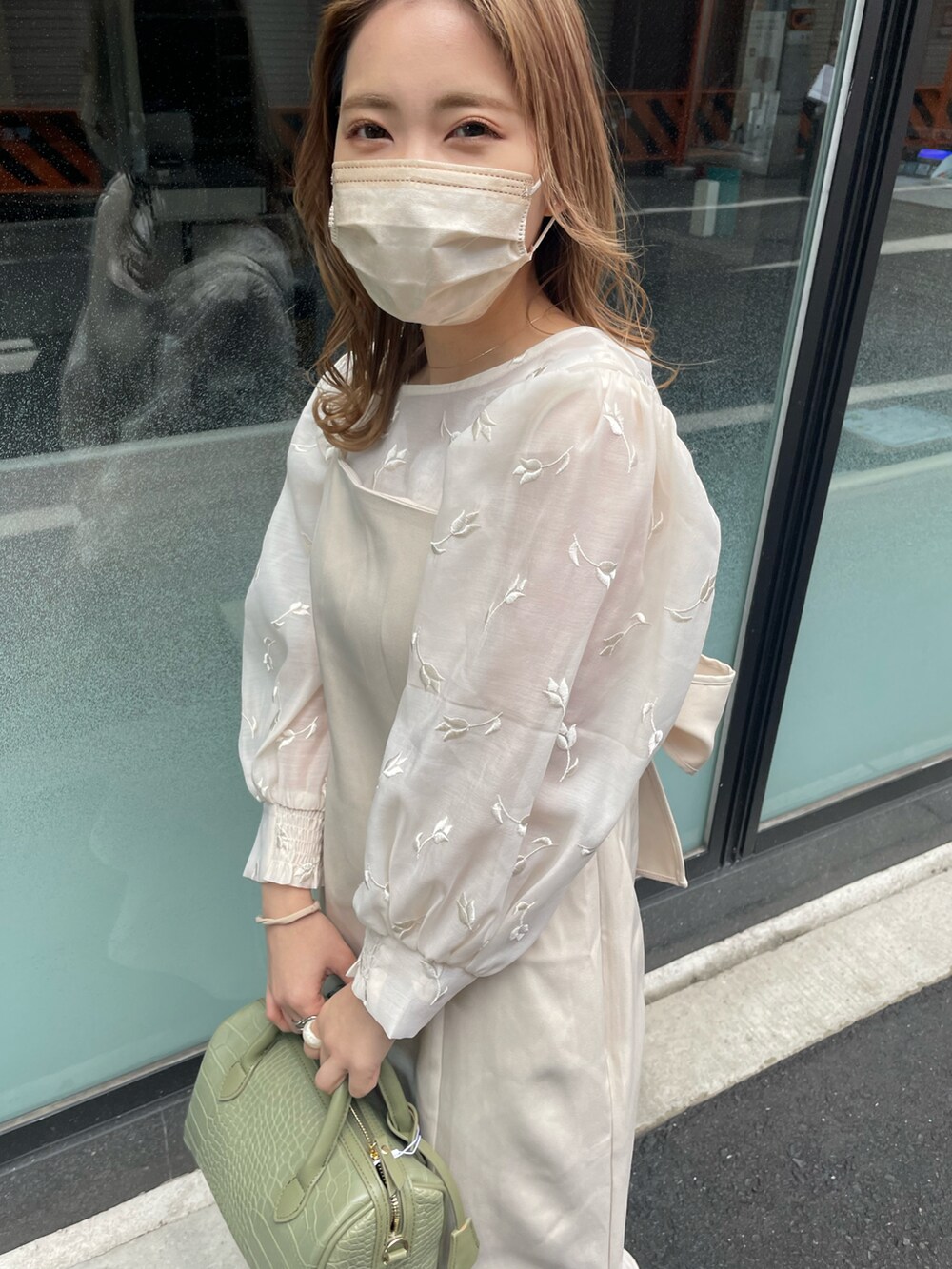 「今日のコーデ、春夏コーデ、着回しコーデ、大人ガーリー、きれいめカジュアル、ホワイト、ワントーンコーデ、ワンピース、キャミワンピ、低身長、低身長コーデ、ブラウス」｜「natural coutureのふわっと軽い着心地の大人かわいいチューリップ刺繍シアーブラウス（シャツ/ブラウス、ベージュ系）」を使った、ちびまる ◎さん（レディース・142cm）の春コーディネートの2枚目の写真