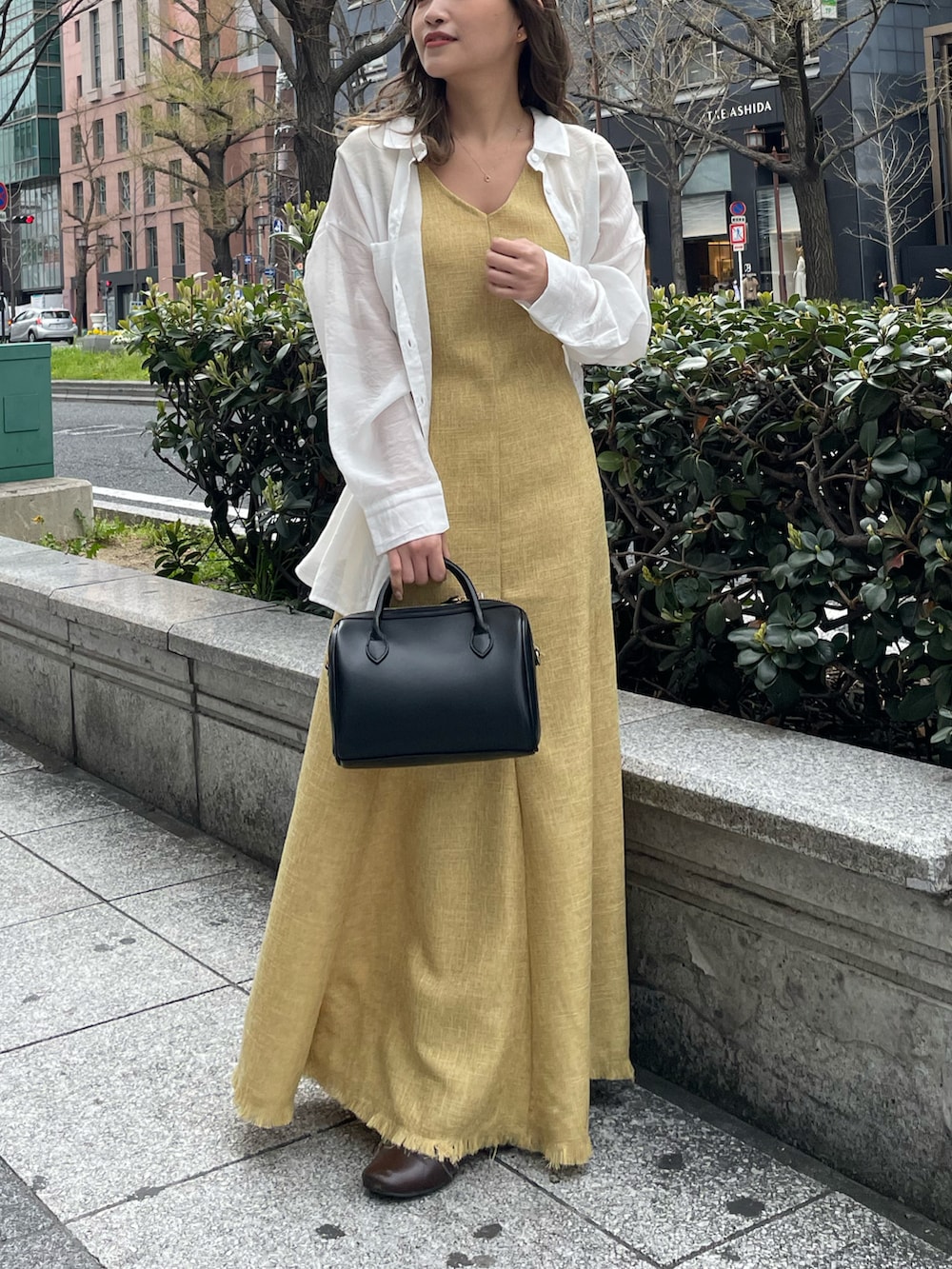 「今日のコーデ、低身長、低身長コーデ、イエロー、ワンピース、カジュアルコーデ、大人カジュアル、プチプラコーデ、シアーシャツ、白シャツ、おでかけ、オトナカジュアル、カラーコーデ、黄色」｜「natural coutureのセット着用可/美シルエットラインが魅力 リネンライクマーメイドフレアワンピース（ワンピース、イエロー系）」を使った、ちびまる ◎さん（レディース・142cm）の春コーディネートの2枚目の写真