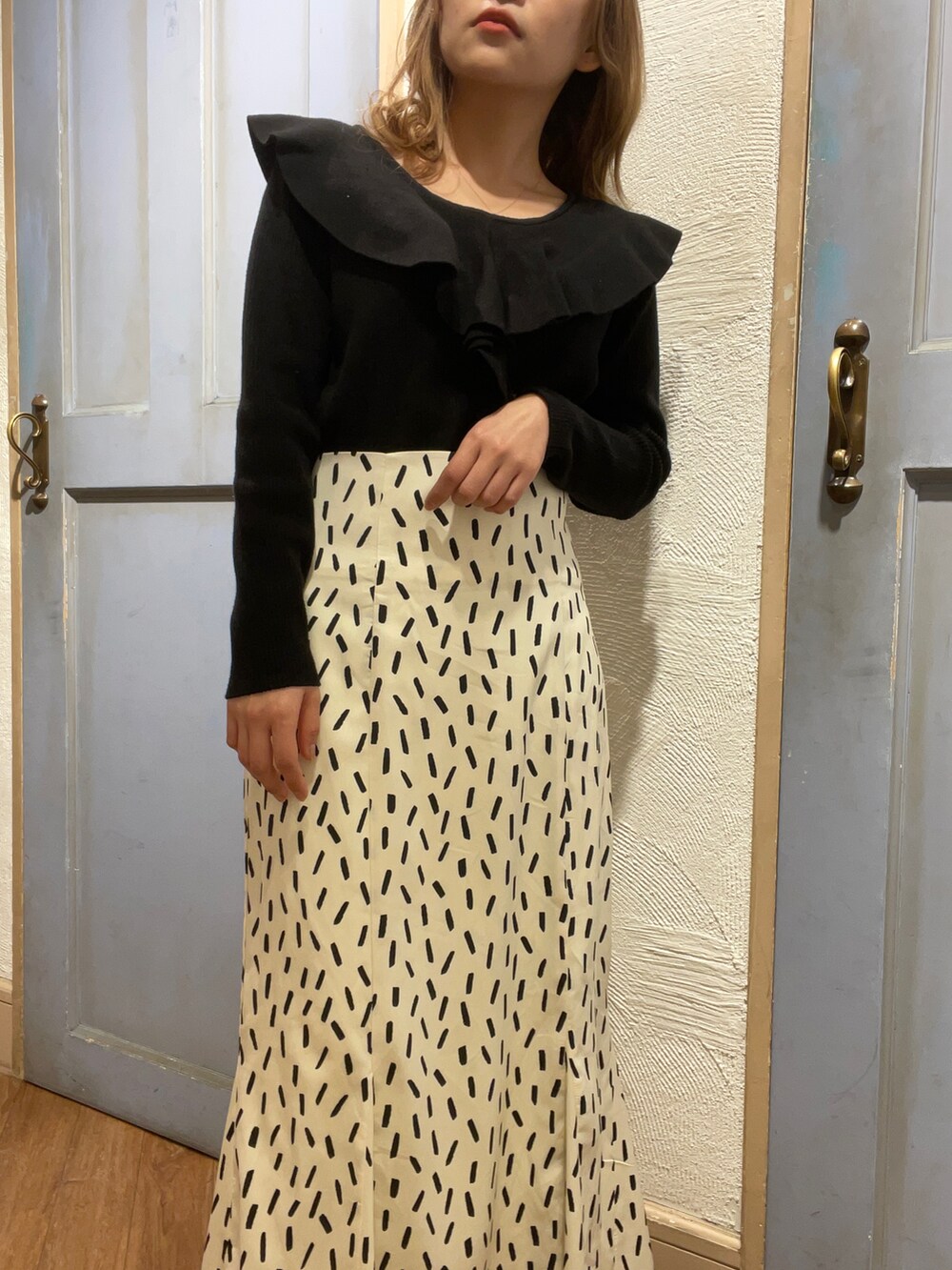 「シンプルコーデ、モノトーン、モノトーンコーデ、春コーデ、低身長コーデ、低身長、オトナ女子、ブラック、スカート、キレイめ、オトナカジュアル、フリル、ニット」｜「natural coutureのVネックフリルデザインニット（ニット/セーター、ブラック系）」を使った、ちびまる ◎さん（レディース・142cm）の冬コーディネートの2枚目の写真