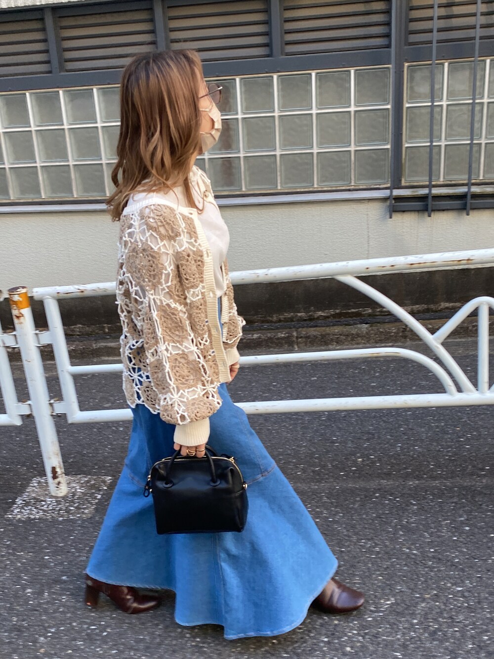 「カジュアル、大人コーデ、春コーデ、低身長コーデ、大人カジュアル、デニム、ベージュ、カーディガン、淡色コーデ、低身長、めがね、メガネ女子」｜「natural coutureのシアーネットメロウタートル（Tシャツ/カットソー、ホワイト系）」を使った、ちびまる ◎さん（レディース・142cm）の春コーディネートの2枚目の写真
