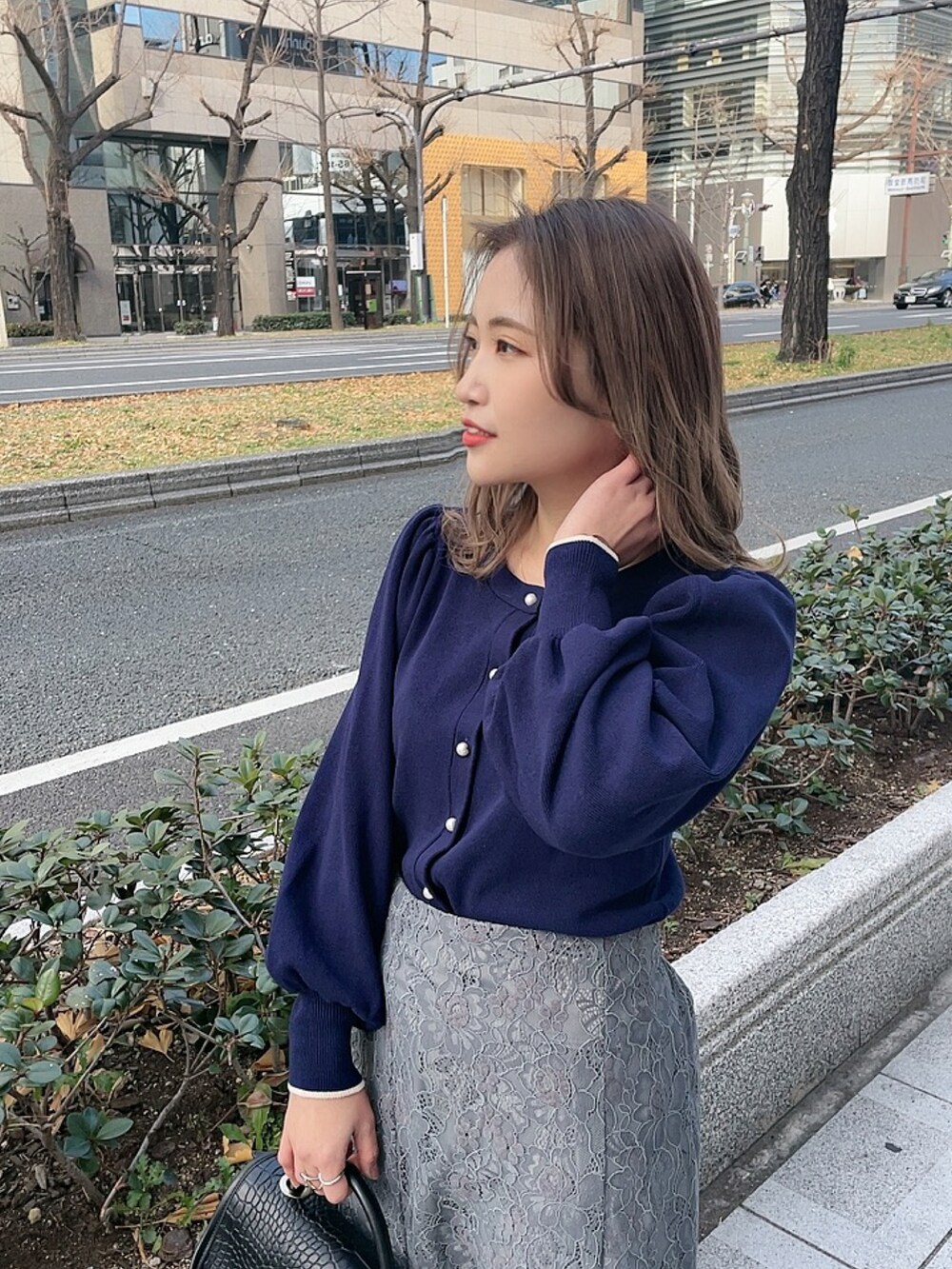 「休日コーデ、オトナカジュアル、低身長コーデ、オトナ女子、低身長、冬コーデ、春コーデ、カーディガン、ニット、ブルー、グレー、きれいめカジュアル、オフィスカジュアル、ブーツ、ボリューム袖」｜「natural coutureのアイテム（カーディガン/ボレロ、ブルー系）」を使った、ちびまる ◎さん（レディース・142cm）の冬コーディネートの3枚目の写真