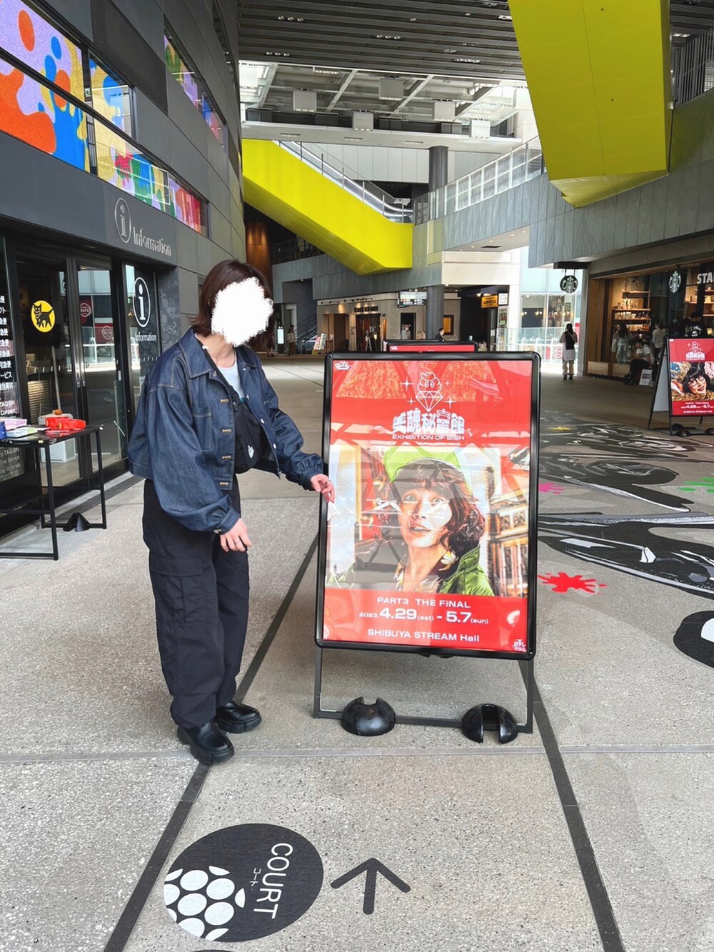 ホワイト系のTシャツ/カットソー、ブラック系のボディバッグ/ウエストポーチ、ブラック系のカーゴパンツを着用したレディースの春コーディネートの2枚目の写真