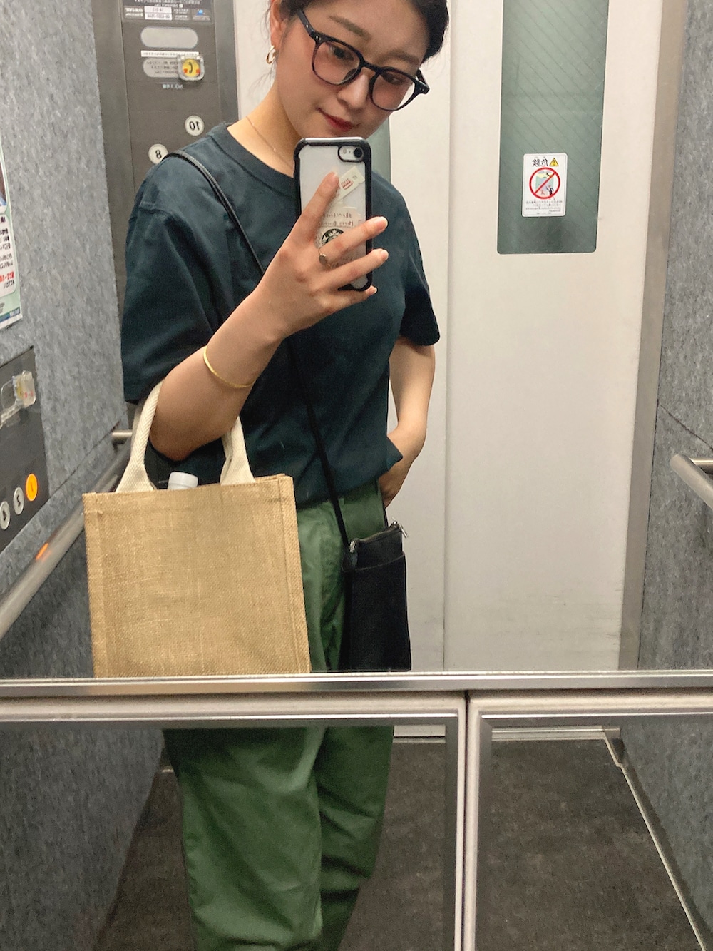 「シンプルコーデ、オトナカジュアル、春夏コーデ、低身長コーデ、カーキパンツ、カーキ、Tシャツ」｜「UNIQLOのクルーネックT（半袖）（Tシャツ/カットソー、グレー系）」を使った、Toukoさん（レディース・156cm）の夏コーディネートの2枚目の写真