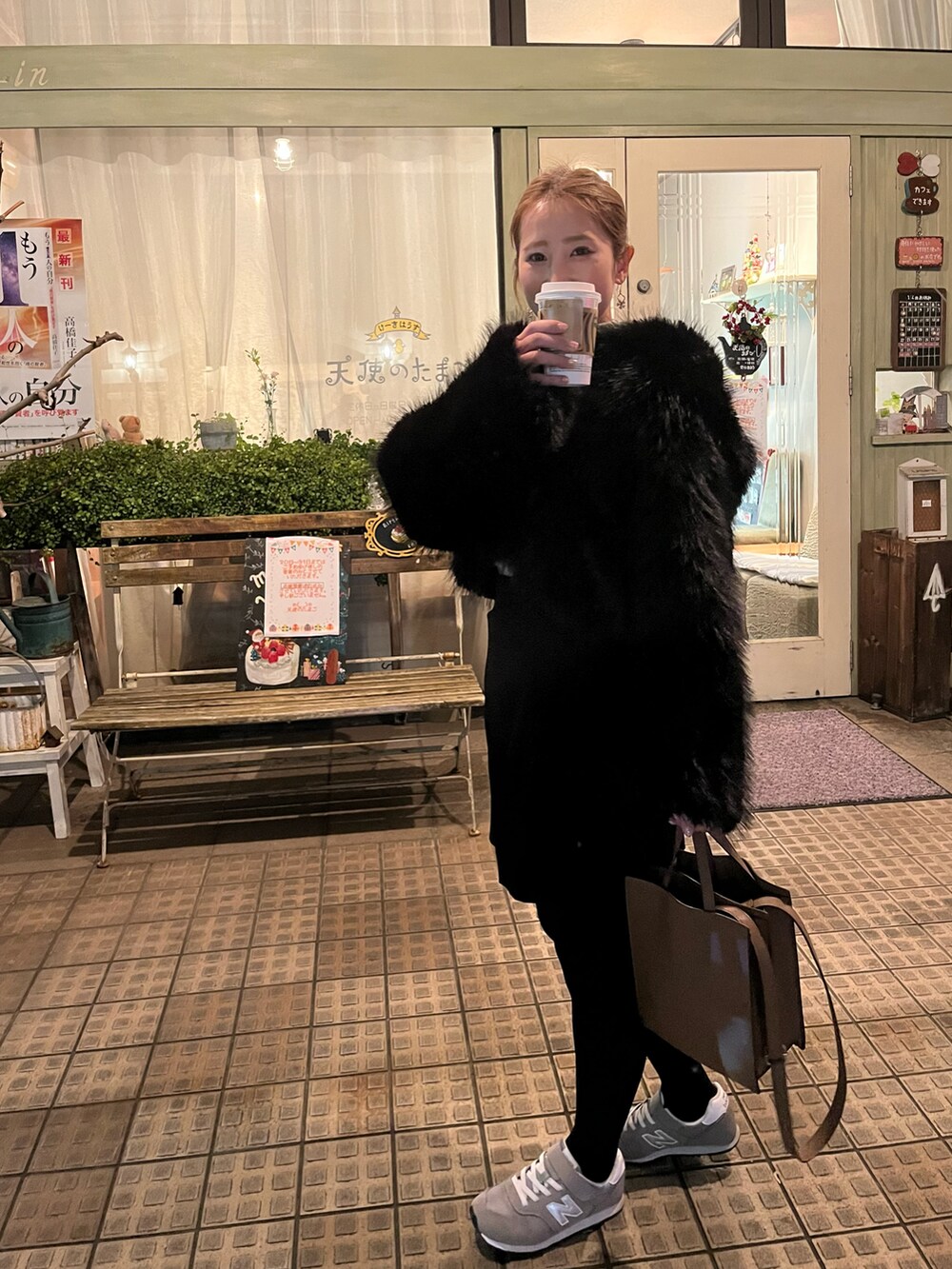 「冬コーデ、マイベストコーデ2024、オトナ女子、今日のコーデ、大人コーデ、オトナカジュアル、キレイめコーデ、冬服、ミニスカート、30代コーデ、ブラックコーデ、ファーコート」｜「NEW BALANCEの《New Balance》YV373（スニーカー、グレー系）」を使った、AKUさん（レディース・156cm）の冬コーディネートの2枚目の写真