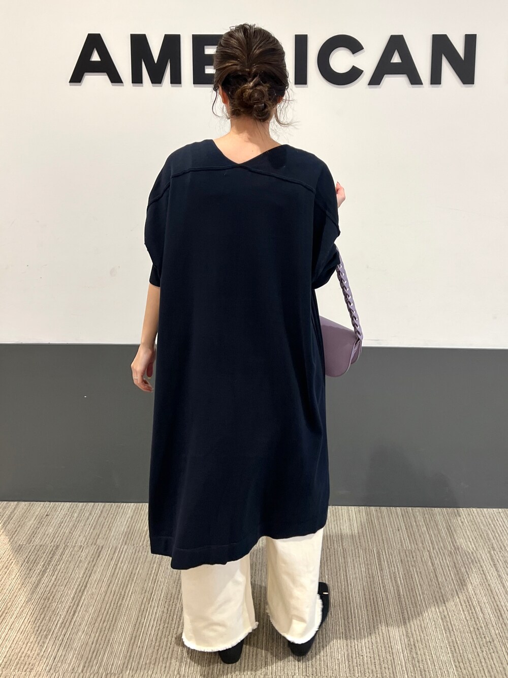 ブルー系のカーディガン/ボレロ、ブラウン系のタンクトップ、ホワイト系のデニムパンツを着用したレディースの春コーディネートの4枚目の写真