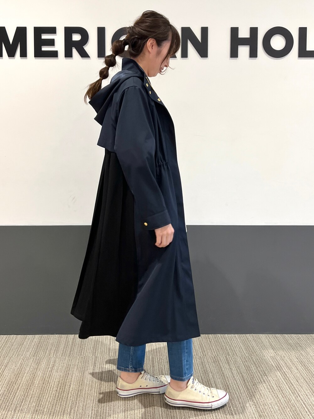 「デニム、トレンチコート、大人カジュアル、春コーデ、ママコーデ、セットアイテム、AMERICAN HOLIC」｜「AMERICAN HOLICのバックプリーツトレンチコート（ブルゾン、ブルー系）」を使った、asumi.さん（レディース・160cm）の春コーディネートの2枚目の写真
