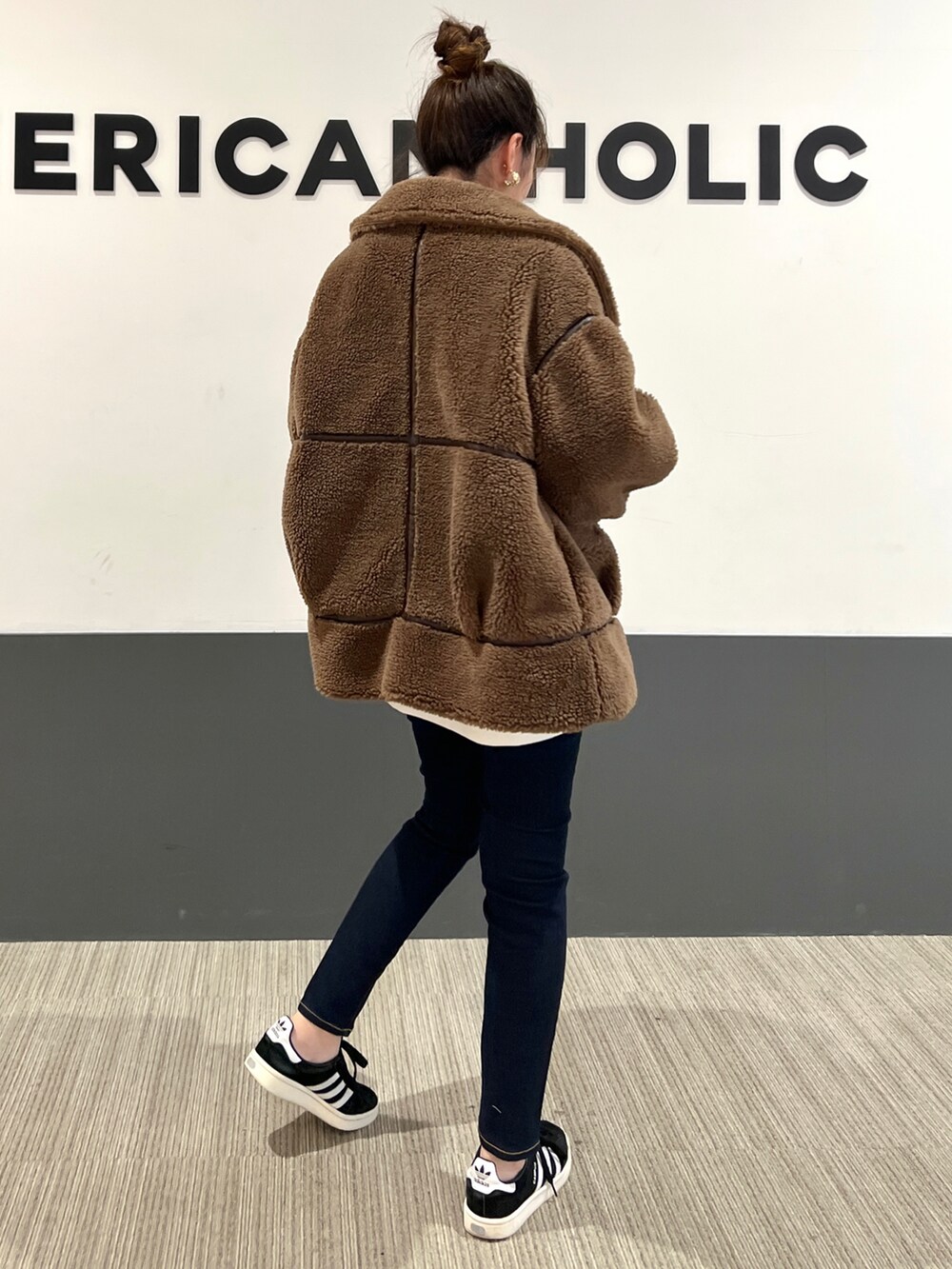 「スウェット、アウター、カジュアル、ボア、冬コーデ、earth music&ecology、ママコーデ、AMERICAN HOLIC」|「AMERICAN HOLICのキルティングメタルイヤリング(イヤリング、ゴールド系)」を使った、asumi.さん(レディース・160cm)の冬コーディネートの2枚目の写真