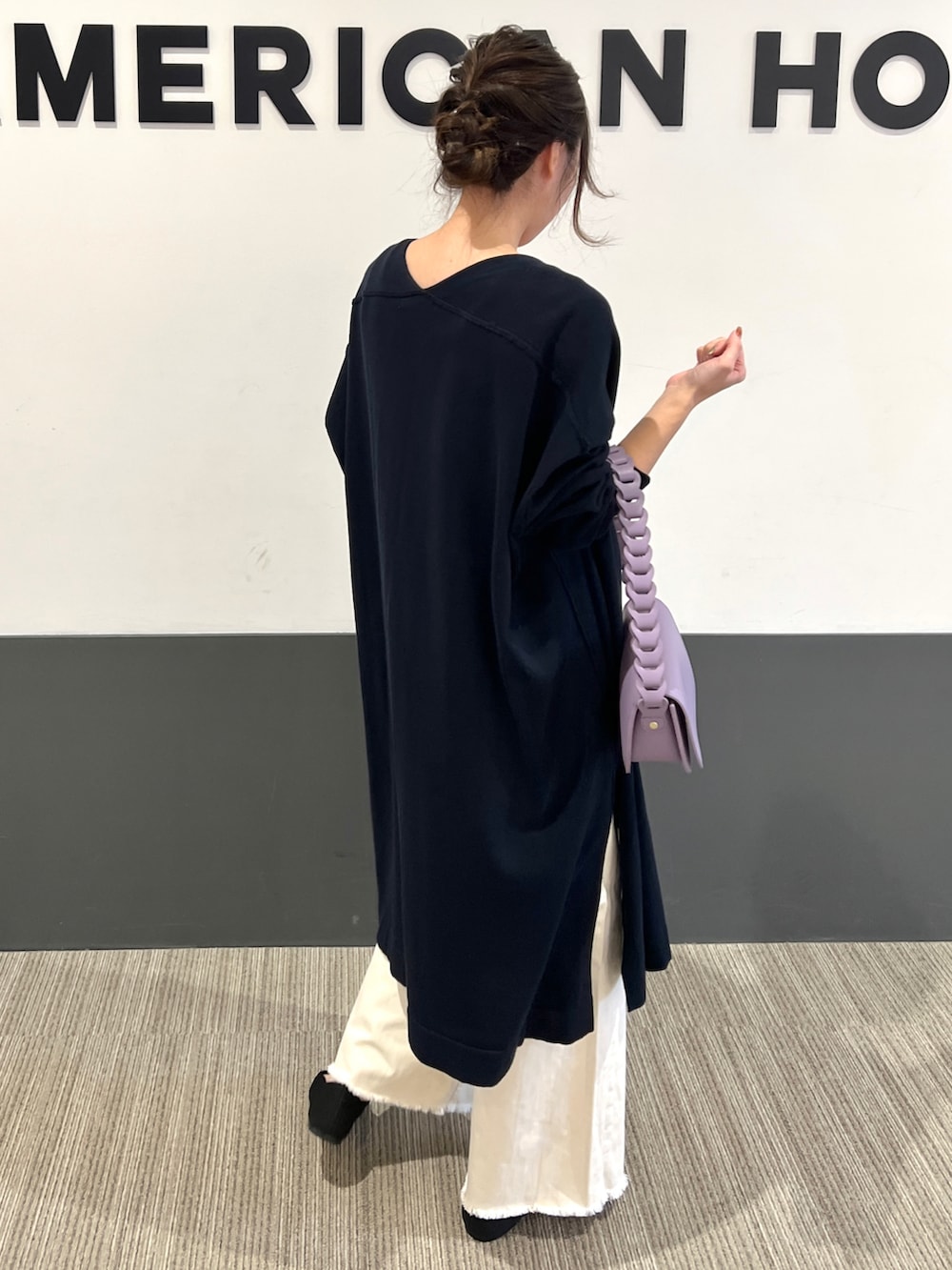 ブルー系のカーディガン/ボレロ、ブラウン系のタンクトップ、ホワイト系のデニムパンツを着用したレディースの春コーディネートの3枚目の写真