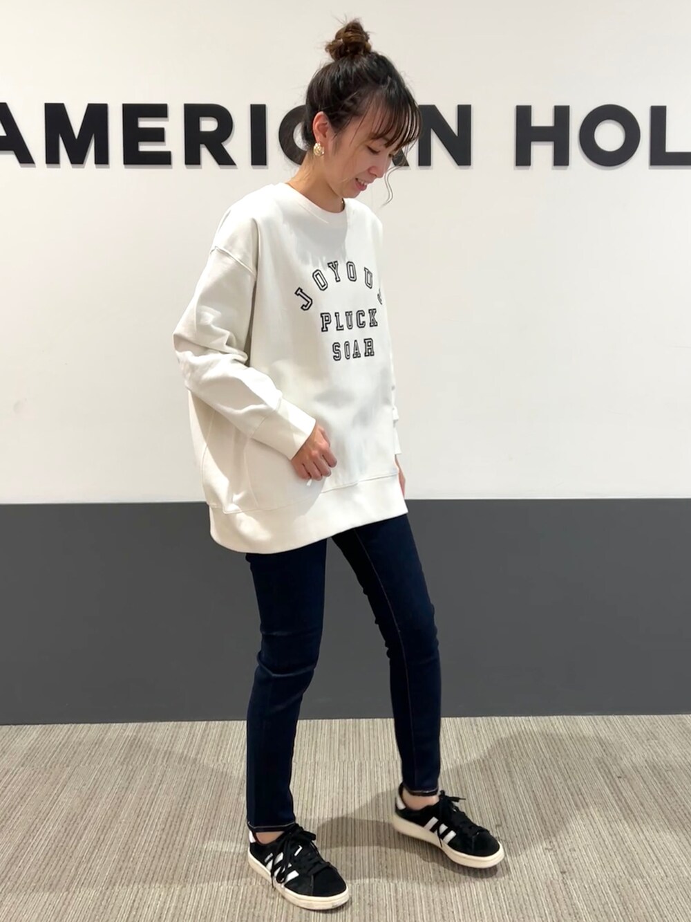「スウェット、アウター、カジュアル、ボア、冬コーデ、earth music&ecology、ママコーデ、AMERICAN HOLIC」|「AMERICAN HOLICのキルティングメタルイヤリング(イヤリング、ゴールド系)」を使った、asumi.さん(レディース・160cm)の冬コーディネートの4枚目の写真