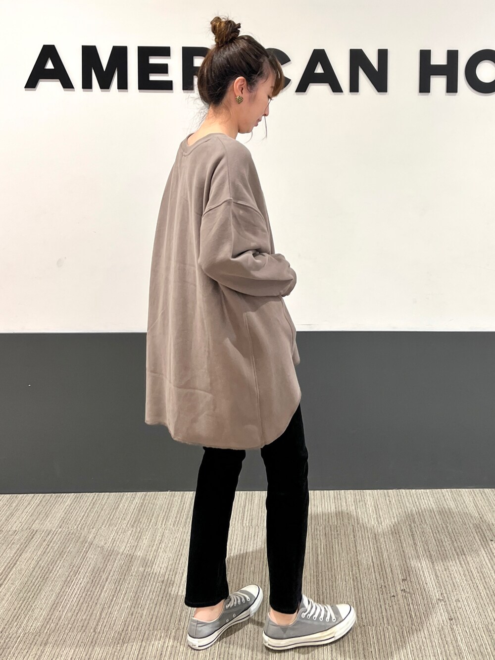 ブラウン系のTシャツ/カットソー、ブラック系のその他パンツを着用したレディースの秋コーディネートの2枚目の写真