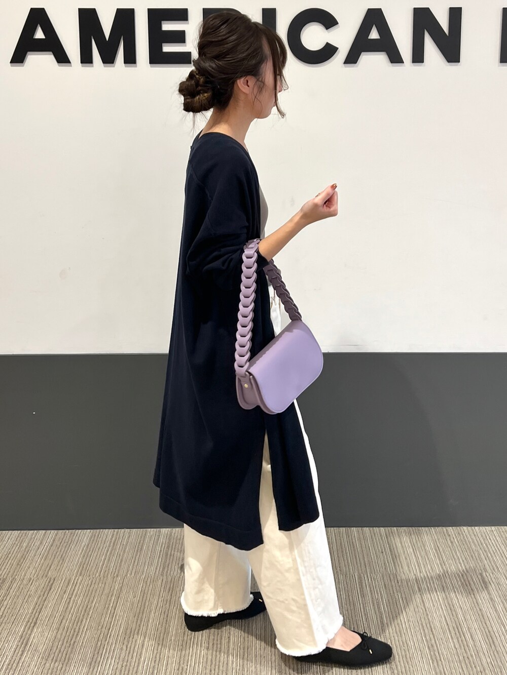 ブルー系のカーディガン/ボレロ、ブラウン系のタンクトップ、ホワイト系のデニムパンツを着用したレディースの春コーディネートの2枚目の写真