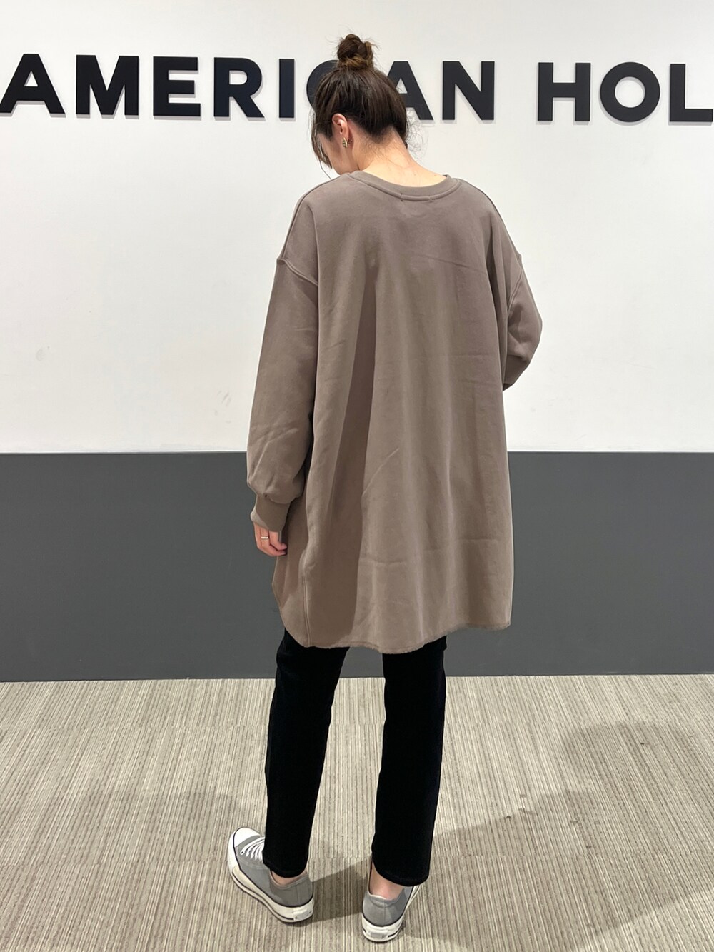 ブラウン系のTシャツ/カットソー、ブラック系のその他パンツを着用したレディースの秋コーディネートの3枚目の写真