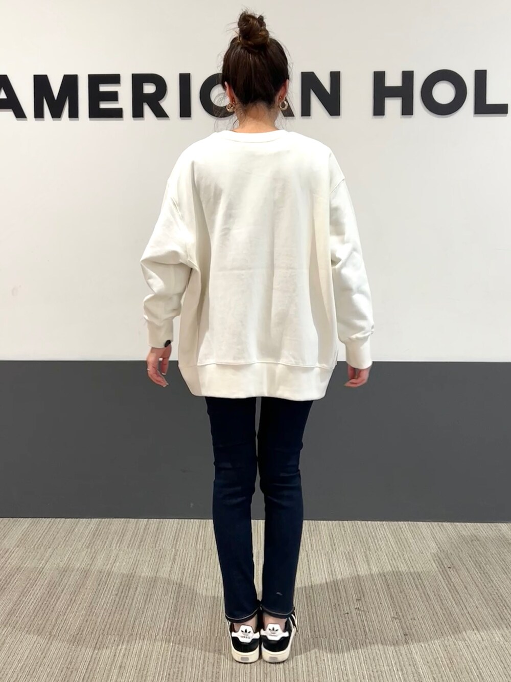 「スウェット、アウター、カジュアル、ボア、冬コーデ、earth music&ecology、ママコーデ、AMERICAN HOLIC」|「AMERICAN HOLICのキルティングメタルイヤリング(イヤリング、ゴールド系)」を使った、asumi.さん(レディース・160cm)の冬コーディネートの5枚目の写真