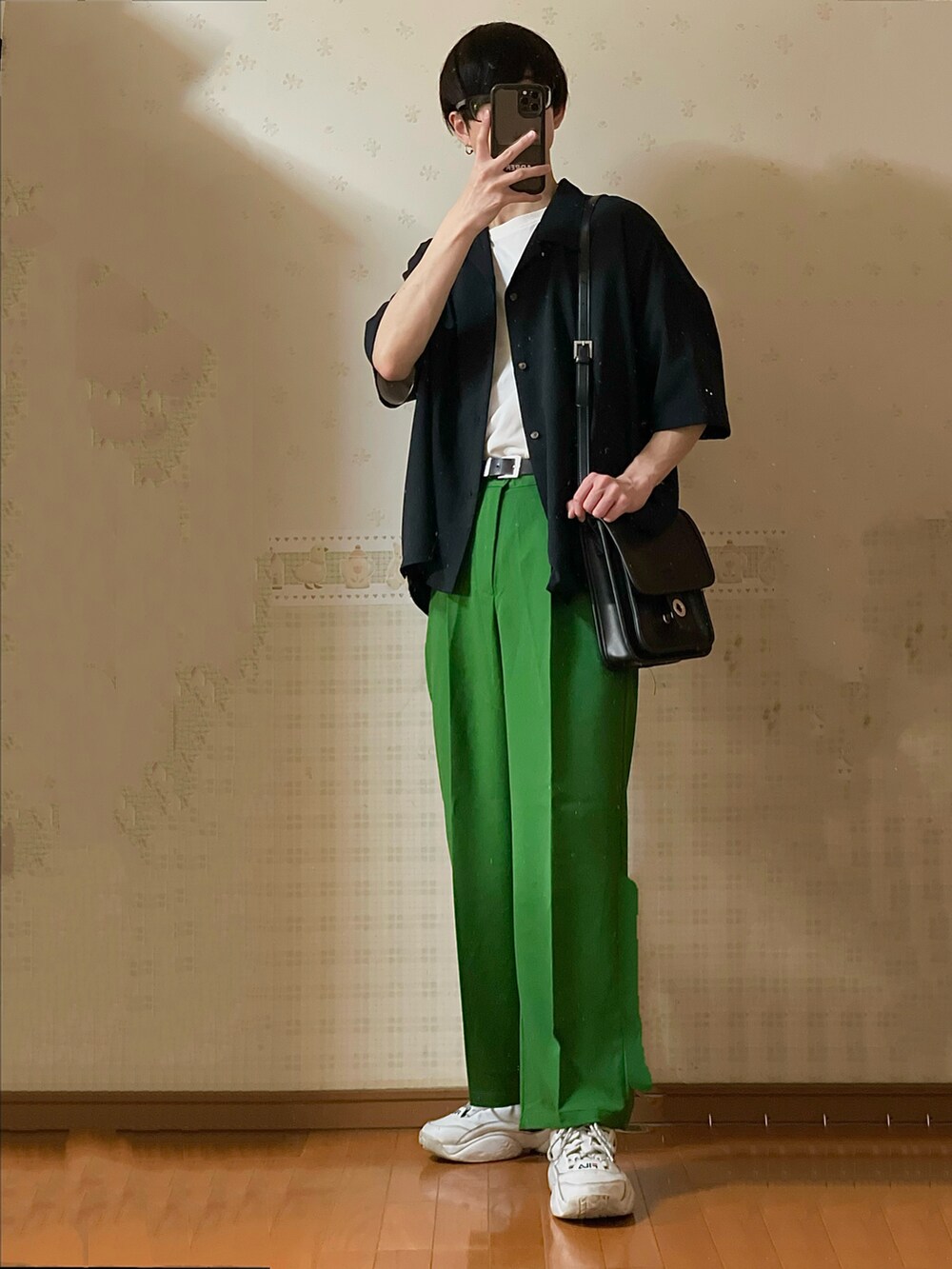 ブラック系のシャツ/ブラウス、ホワイト系のTシャツ/カットソー、ホワイト系のスニーカーを着用したメンズの春コーディネートの2枚目の写真