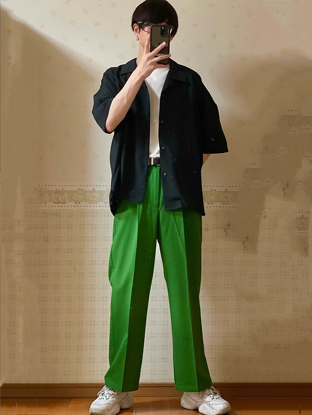 ブラック系のシャツ/ブラウス、ホワイト系のTシャツ/カットソー、ホワイト系のスニーカーを着用したメンズの春コーディネートの4枚目の写真