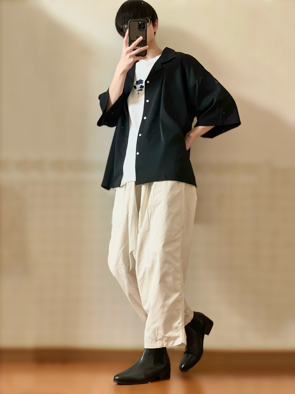 ブラック系のシャツ/ブラウス、ホワイト系のTシャツ/カットソー、ホワイト系のその他パンツを着用したメンズの春コーディネートの4枚目の写真