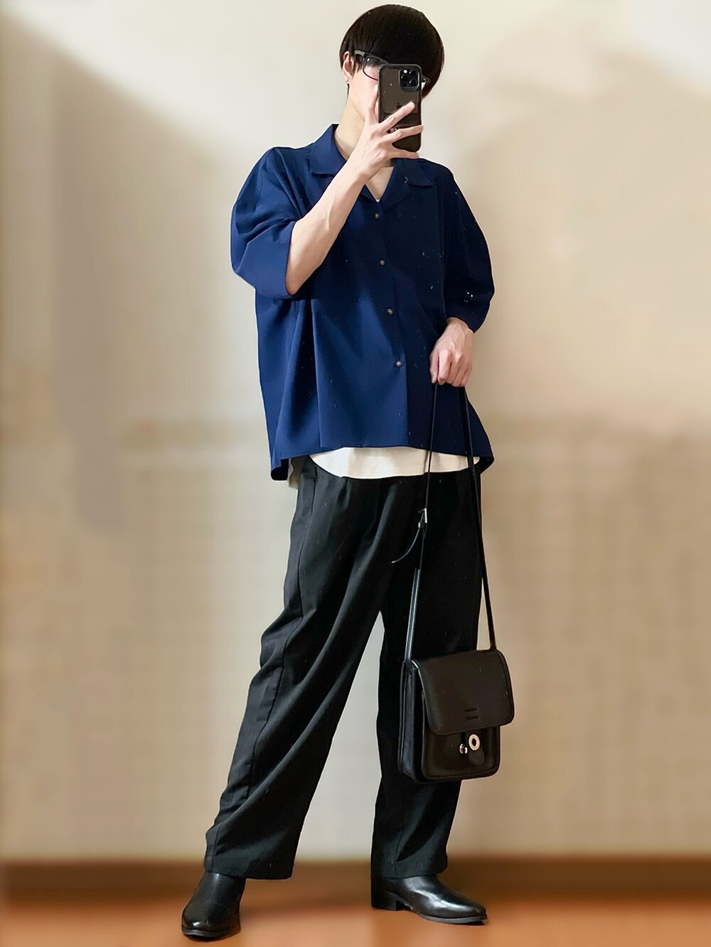 ブルー系のシャツ/ブラウス、ホワイト系のタンクトップ、ブラック系のスラックスを着用したメンズの春コーディネートの3枚目の写真