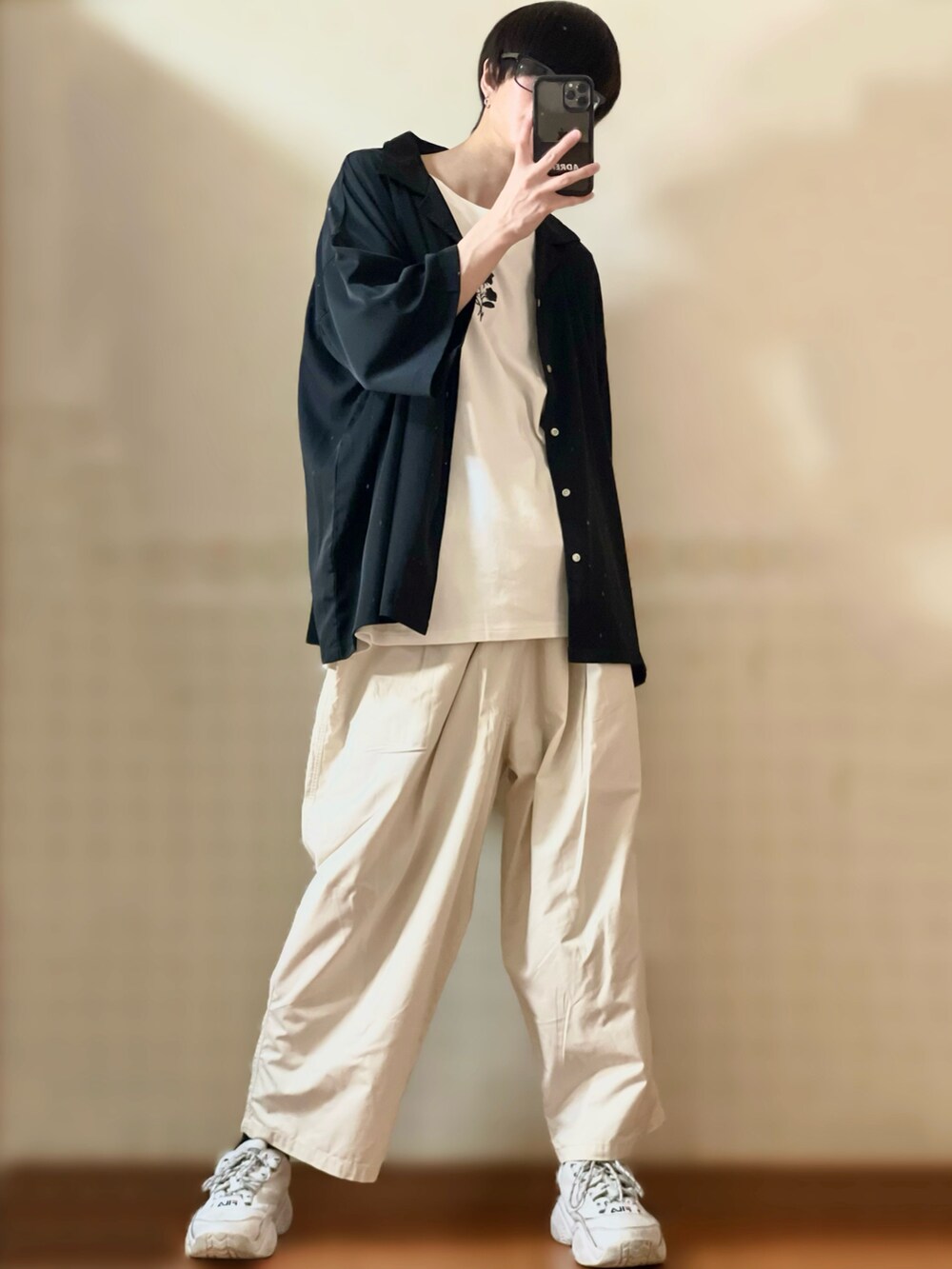 ブラック系のシャツ/ブラウス、ホワイト系のTシャツ/カットソー、ホワイト系のその他パンツを着用したメンズの春コーディネートの2枚目の写真