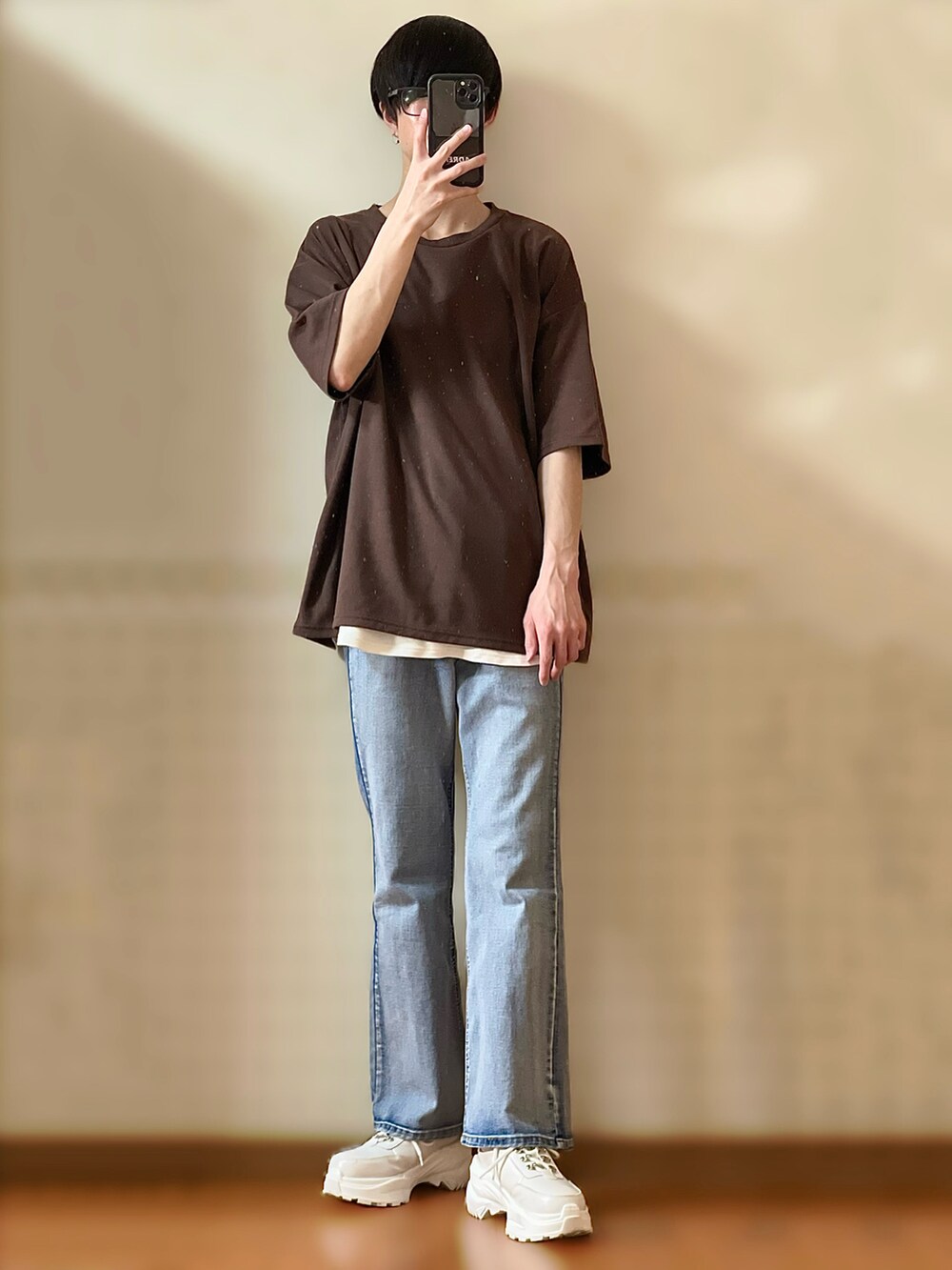 「FUDGEBOYのトラッドスタイル、大人カジュアル、夏コーデ、ビッグシルエット、ストリートコーデ、シンプルコーデ、Tシャツ、ブラウン、デニム、フレアパンツ、レイヤードスタイル、タンクトップ」｜「ADRERの【ADRER】extra quality punch basic T（Tシャツ/カットソー、ブラウン系）」を使った、よっしーさん（メンズ・180cm）の春コーディネートの3枚目の写真