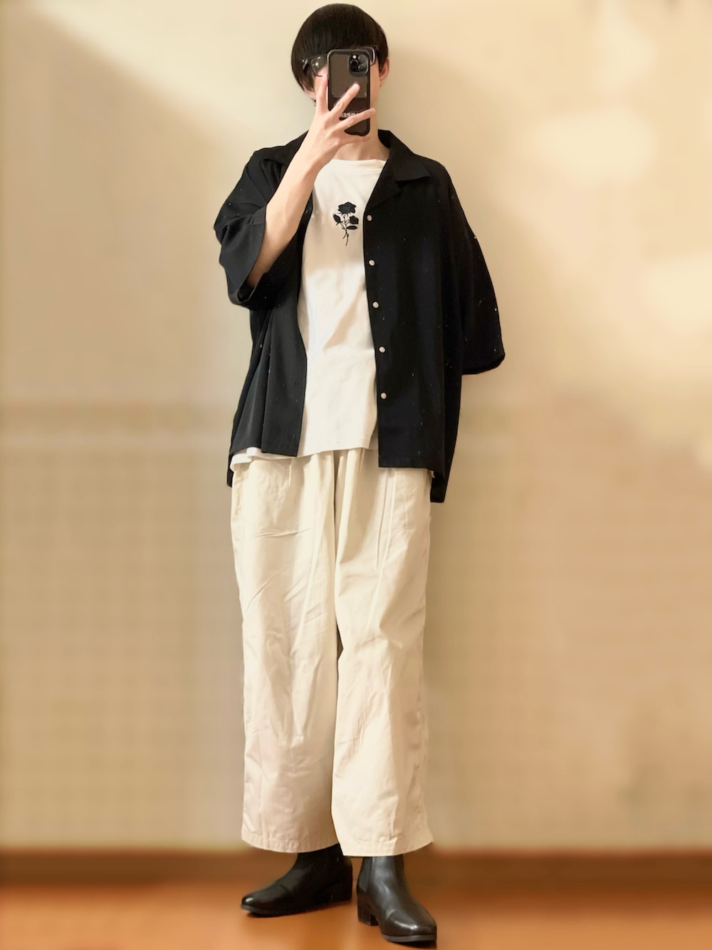 ブラック系のシャツ/ブラウス、ホワイト系のTシャツ/カットソー、ホワイト系のその他パンツを着用したメンズの春コーディネートの5枚目の写真
