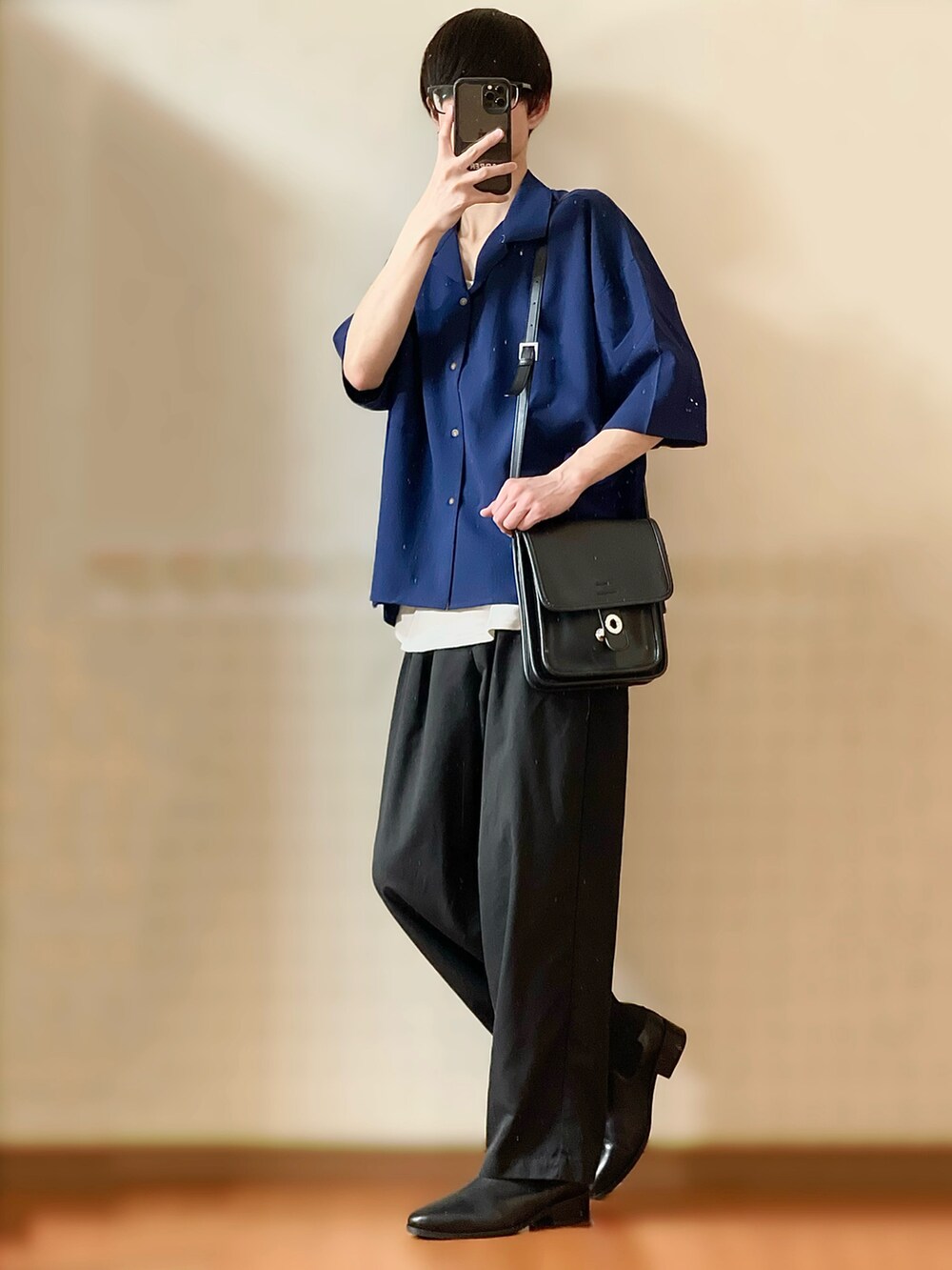 ブルー系のシャツ/ブラウス、ホワイト系のタンクトップ、ブラック系のスラックスを着用したメンズの春コーディネートの2枚目の写真