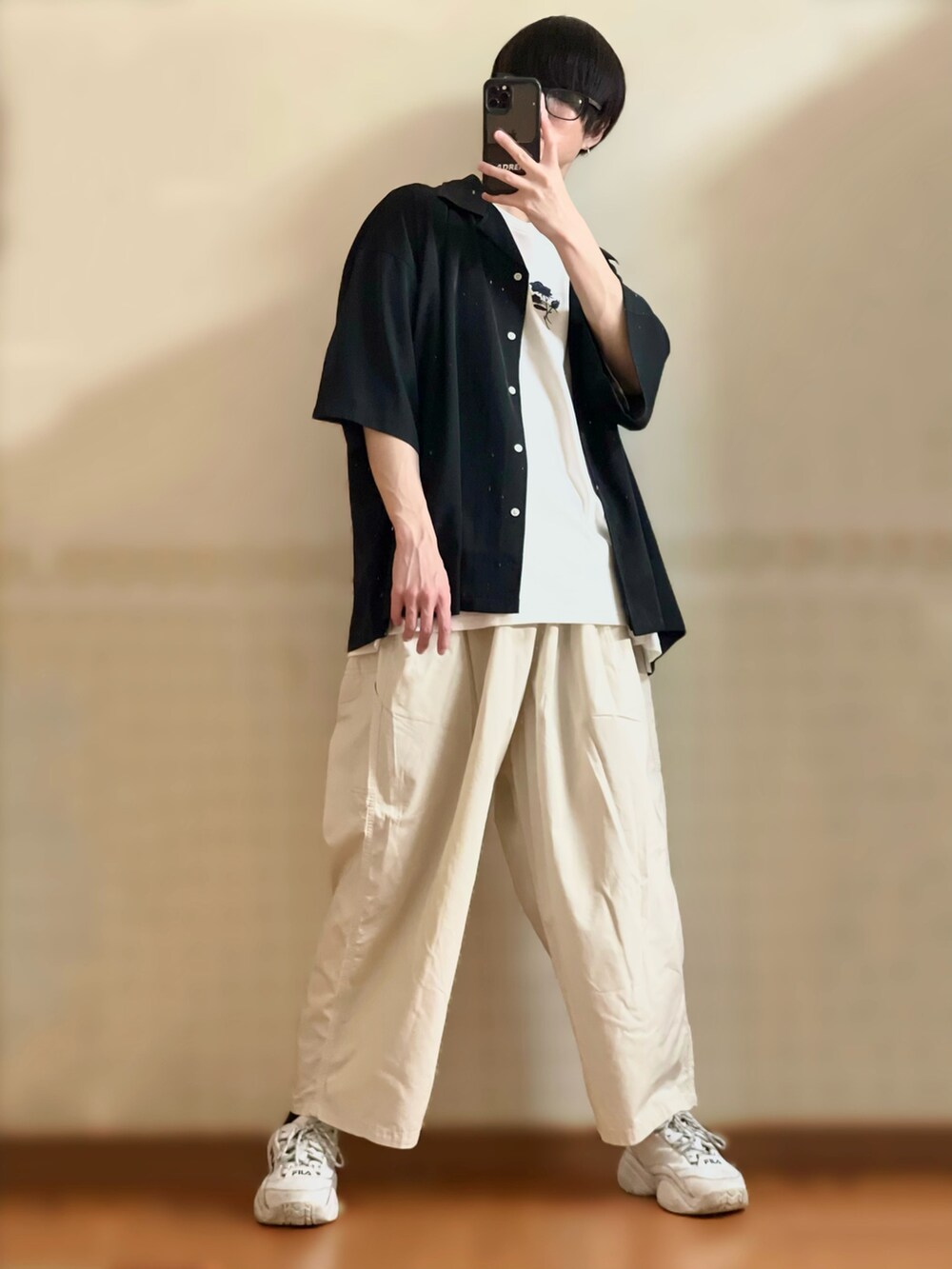 ブラック系のシャツ/ブラウス、ホワイト系のTシャツ/カットソー、ホワイト系のその他パンツを着用したメンズの春コーディネートの3枚目の写真