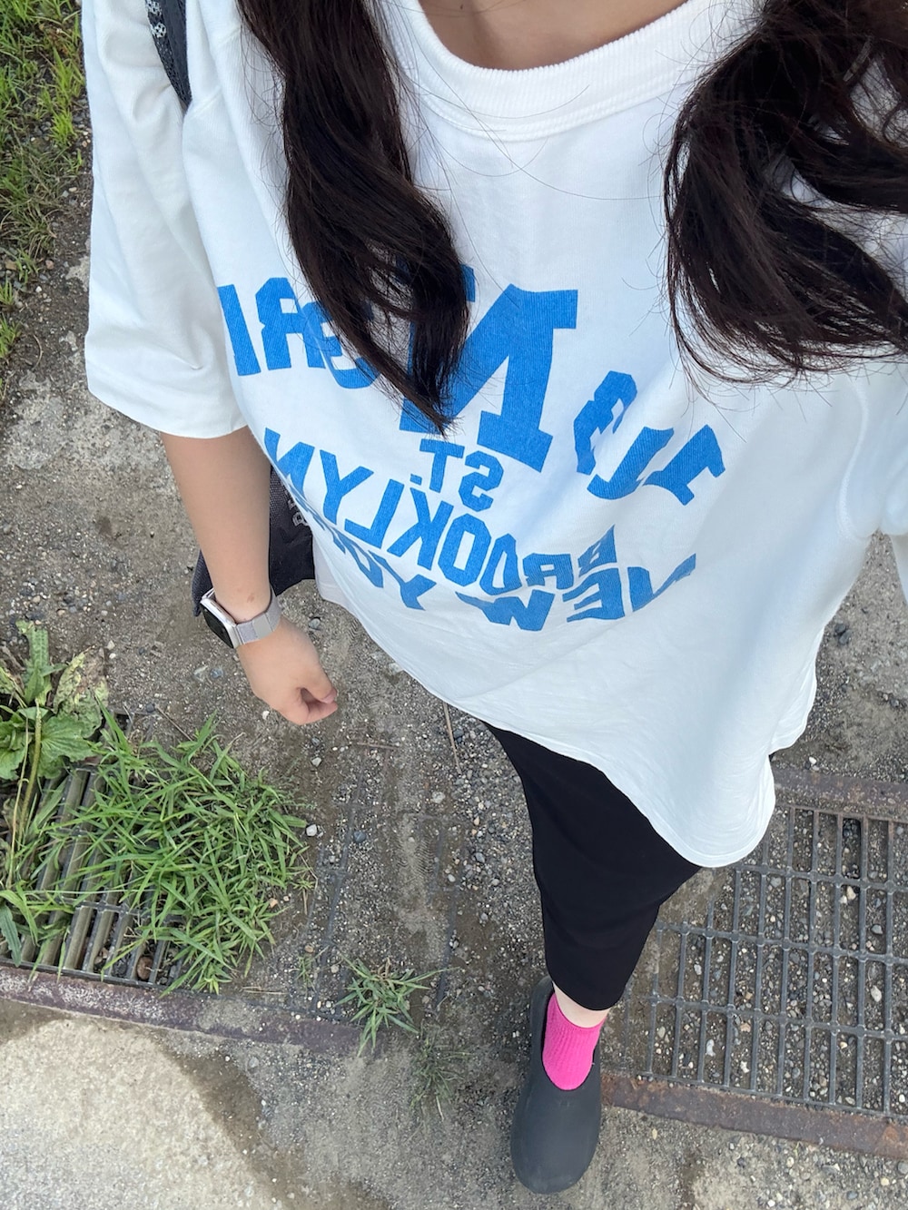 ブラック系のスカート、ブラック系のサンダル、ブラック系のトートバッグを着用したレディースの秋コーディネートの2枚目の写真