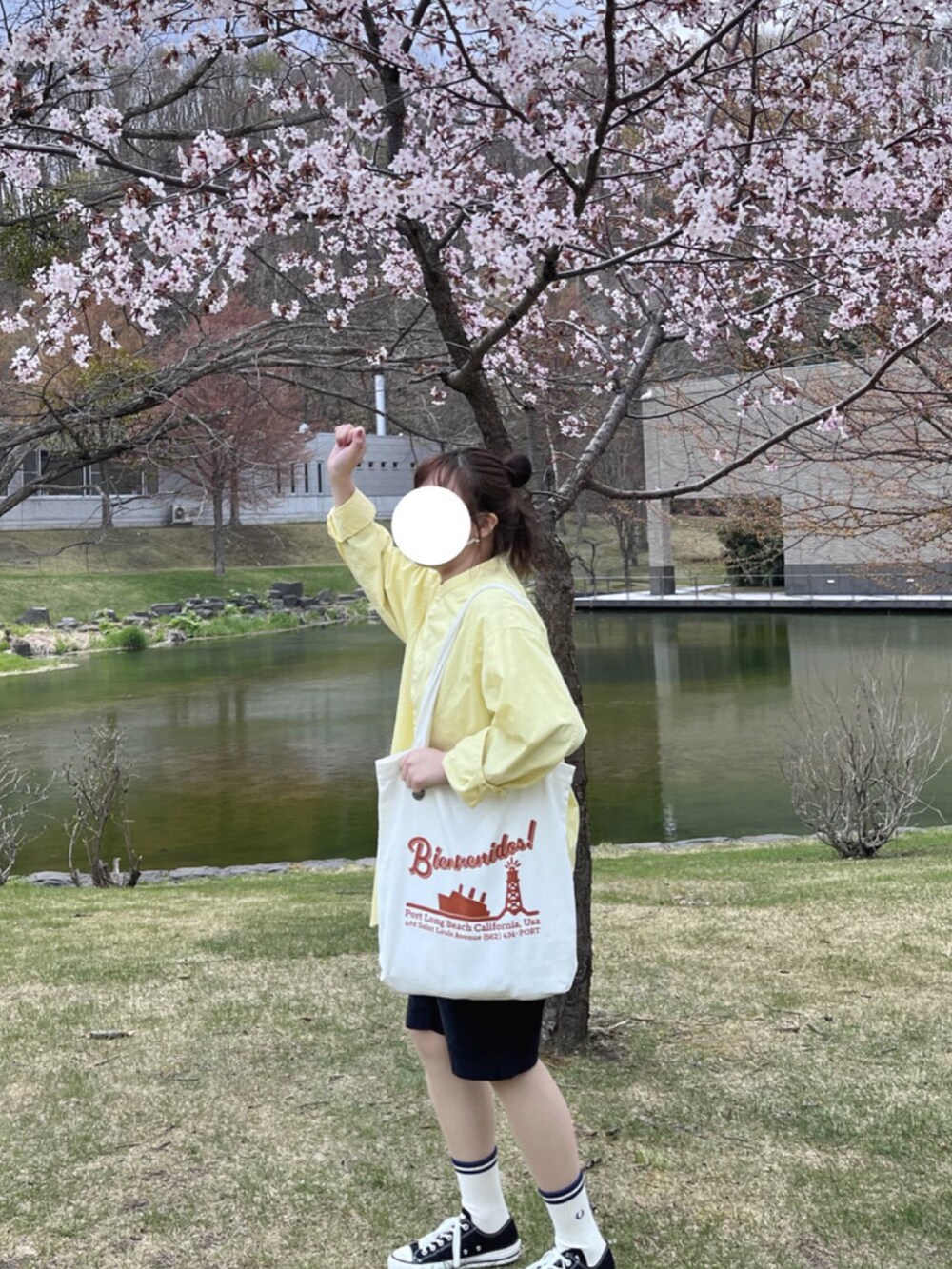 「ごきげんウィーク、シンプル、今日のコーデ、お出かけコーデ、黒縁メガネ、トートバッグ、ハーフパンツ、コンバース、フレッドペリー」｜「GUのアイテム（シャツ/ブラウス、イエロー系）」を使った、momoko さん（レディース・161cm）の春コーディネートの2枚目の写真