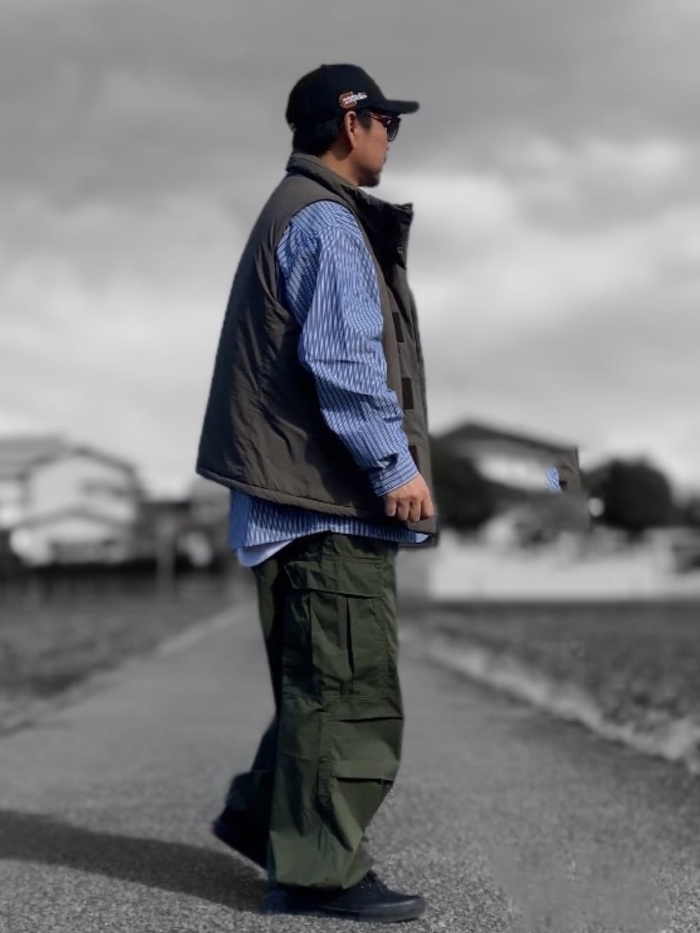 その他のシャツ/ブラウス、グリーン系のカーゴパンツ、ブラック系のスニーカーを着用したメンズの冬コーディネートの2枚目の写真