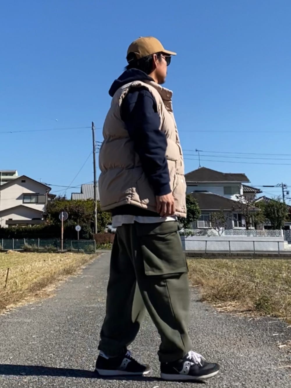 「休日スタイル、オトナカジュアル、スニーカーコーデ、ビッグシルエット、GUコーデ、秋冬、ストリートコーデ、ストリート、中綿ベスト、ダウンベスト、スウェットカーゴパンツ」｜「NAUTICAのNAUTICA/ノーティカ Arch Logo Sweat Hoodie/アーチロゴスウェットフーディ（パーカー、ブルー系）」を使った、Kemujiさん（メンズ・170cm）の秋コーディネートの2枚目の写真