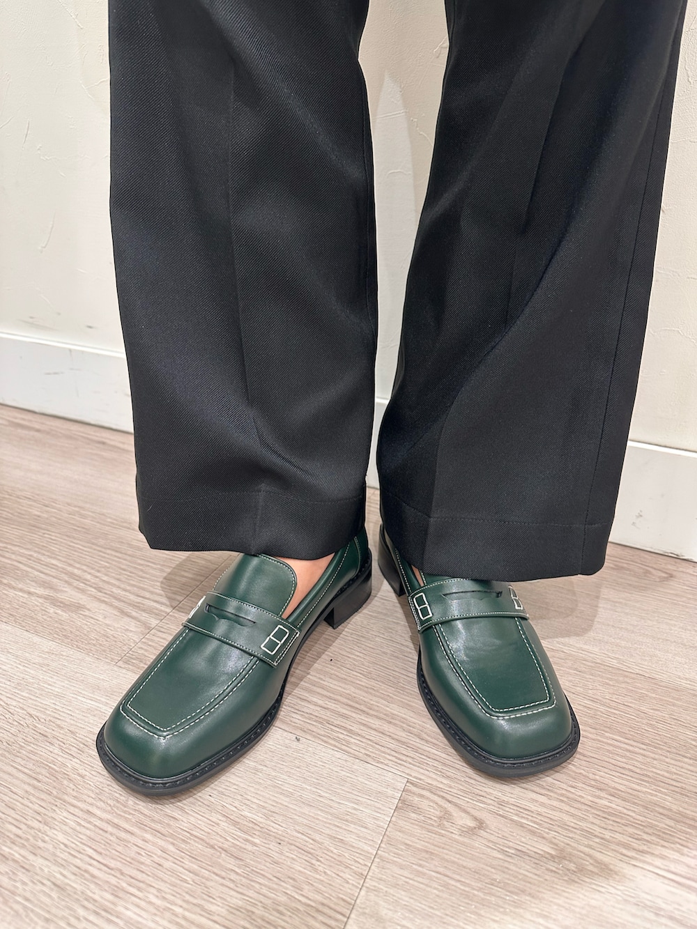 グリーン系のローファーを着用したレディースの秋コーディネートの2枚目の写真