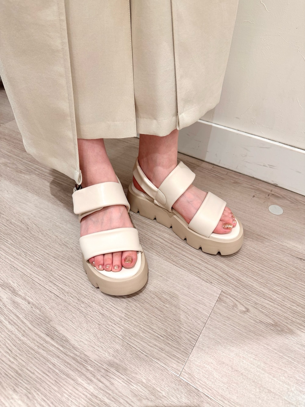 ホワイト系のサンダルを着用したレディースの春コーディネートの2枚目の写真