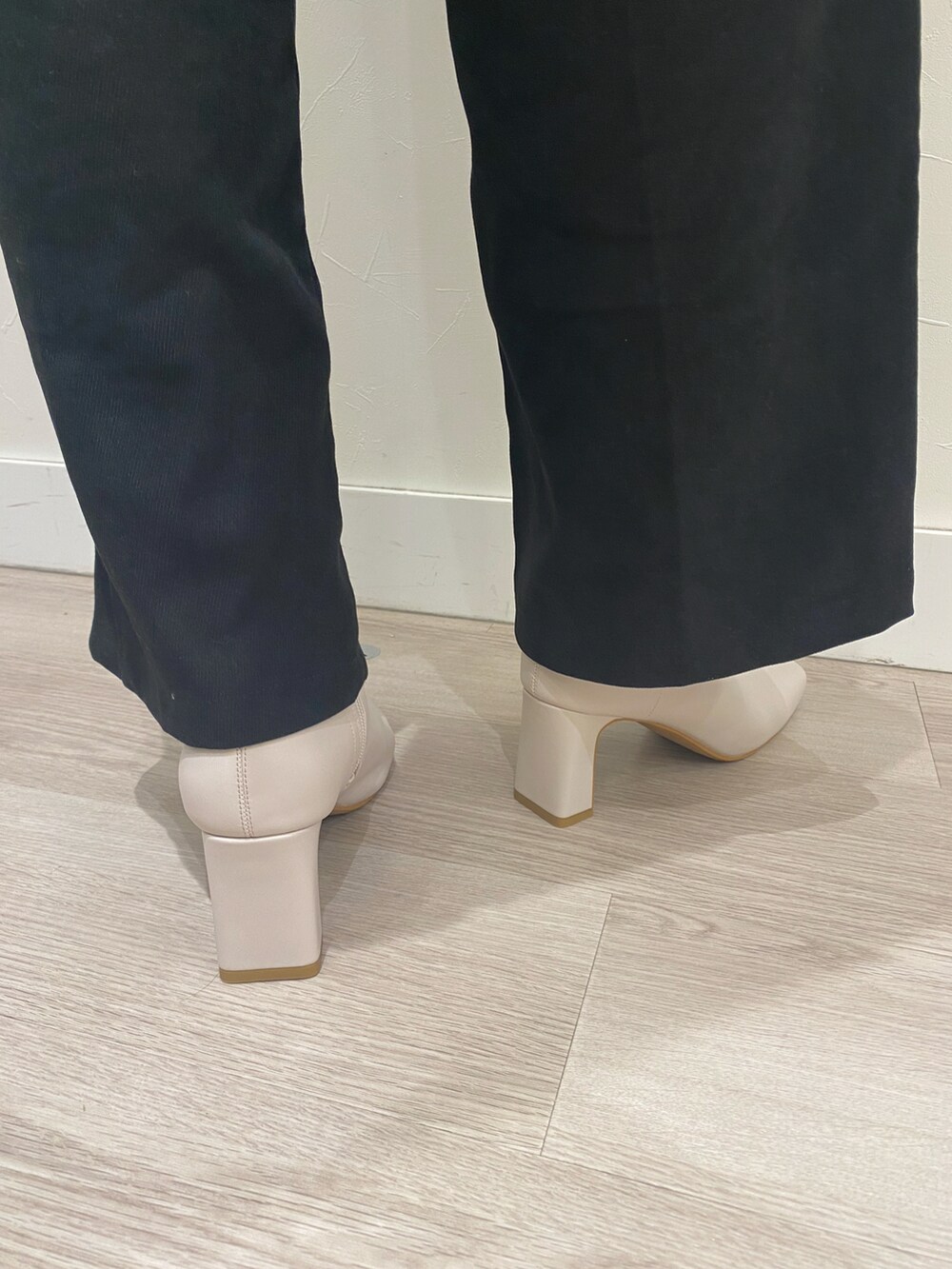 グレー系のブーツを着用したレディースの秋コーディネートの2枚目の写真