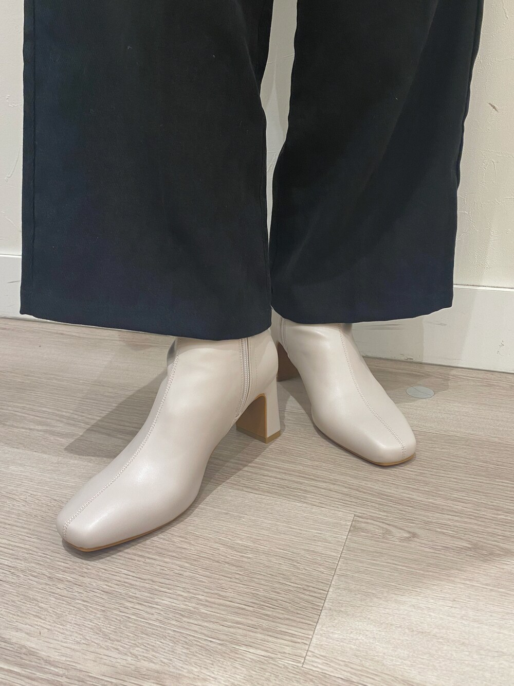 グレー系のブーツを着用したレディースの秋コーディネートの3枚目の写真