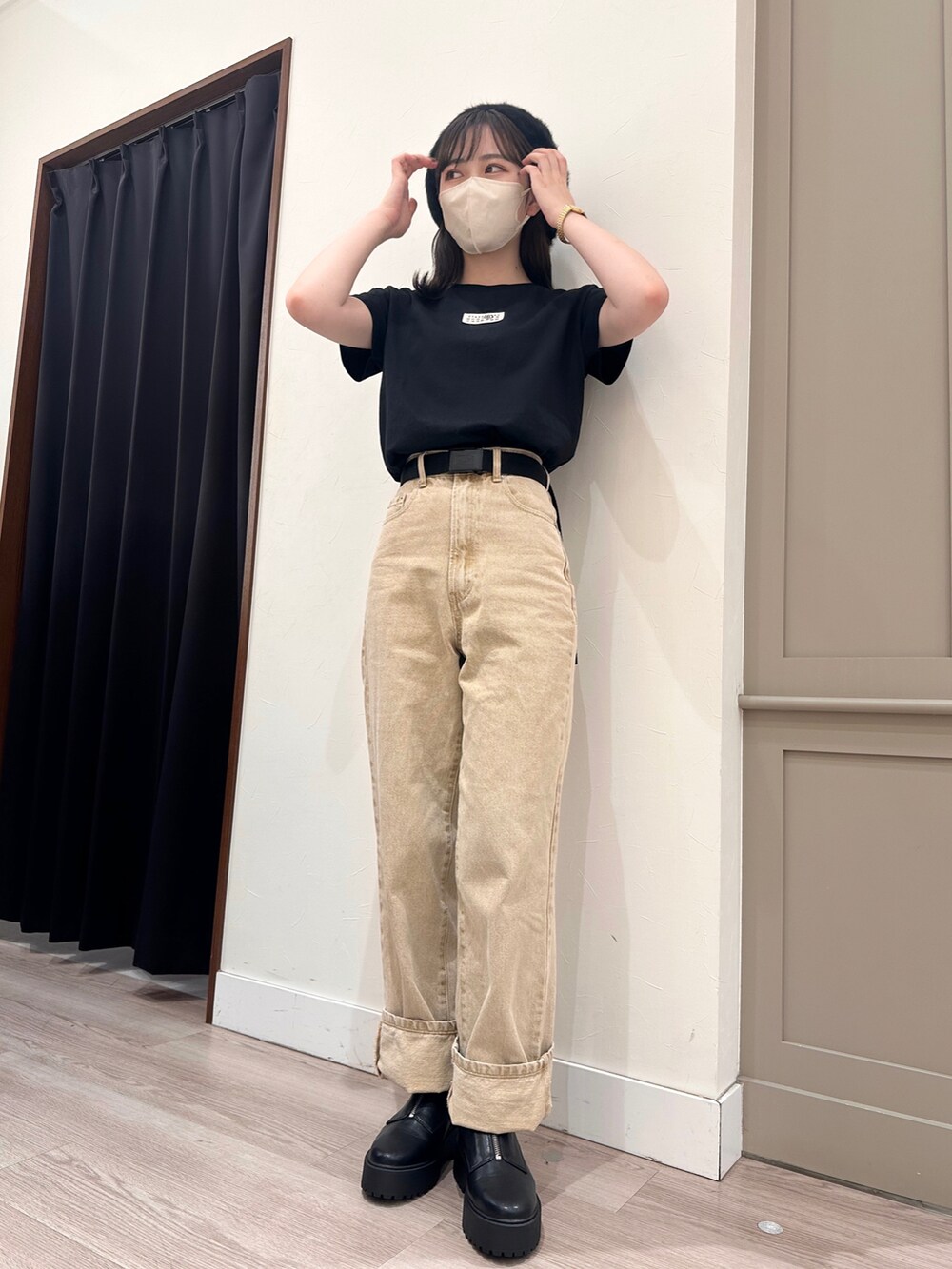 グレー系のブーツを着用したレディースの秋コーディネートの2枚目の写真