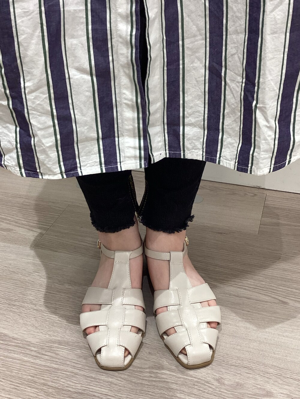 ベージュ系のサンダルを着用したレディースの春コーディネートの2枚目の写真