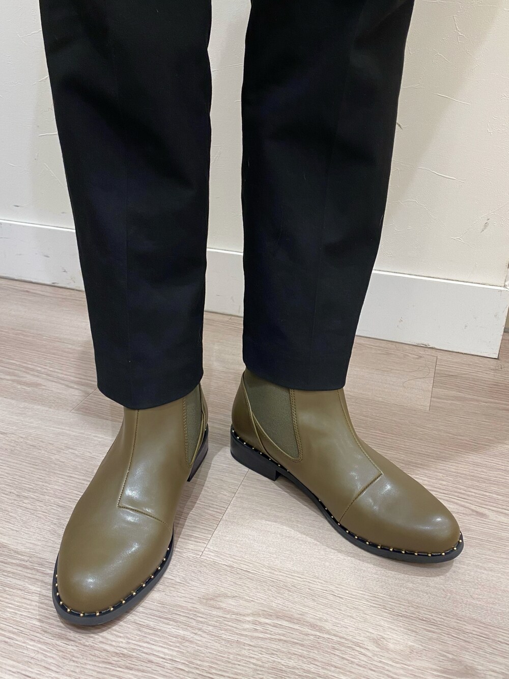 グリーン系のブーツを着用したレディースの秋コーディネートの2枚目の写真