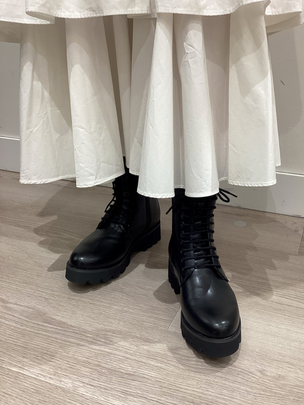 ブラック系のブーツを着用したレディースの秋コーディネートの2枚目の写真