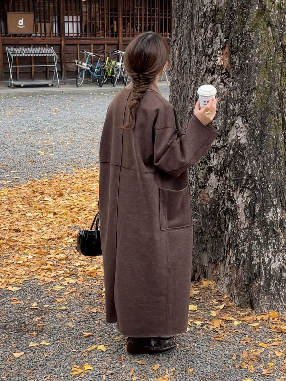 ブラウン系のベスト、ブラウン系のニット/セーター、ブラウン系のジャケット/アウターを着用したレディースの冬コーディネートの2枚目の写真