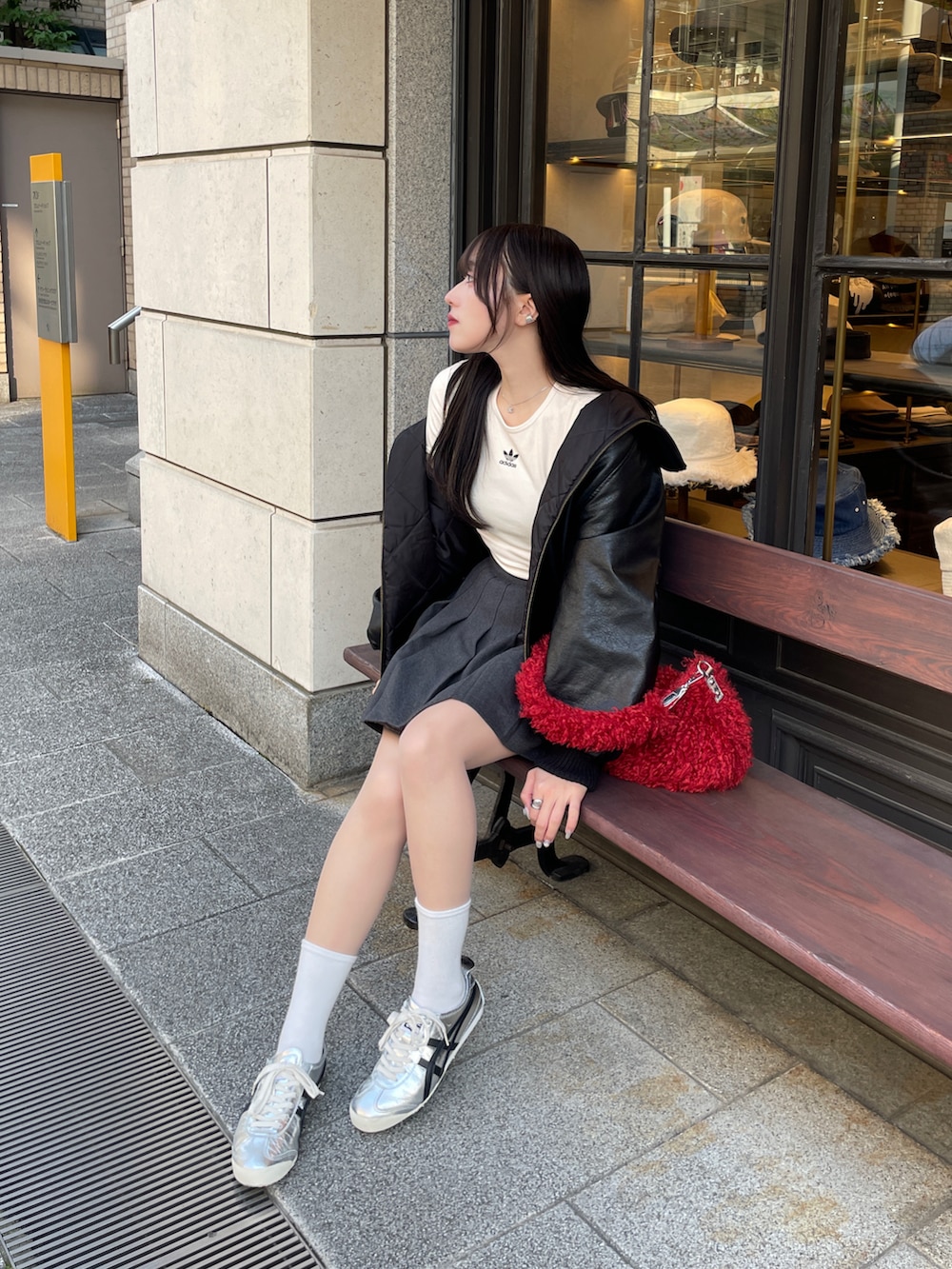 ホワイト系のTシャツ/カットソー、ブラック系のブルゾン、レッド系のショルダーバッグを着用したレディースの春コーディネートの3枚目の写真