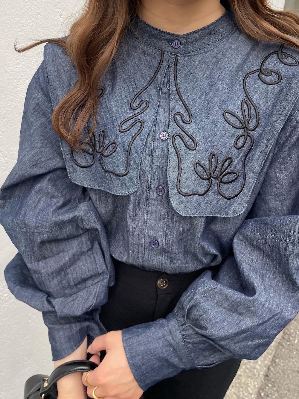 ブルー系のシャツ/ブラウス、ブラック系のパンツ、ブラック系のバッグを着用したレディースの春コーディネートの3枚目の写真