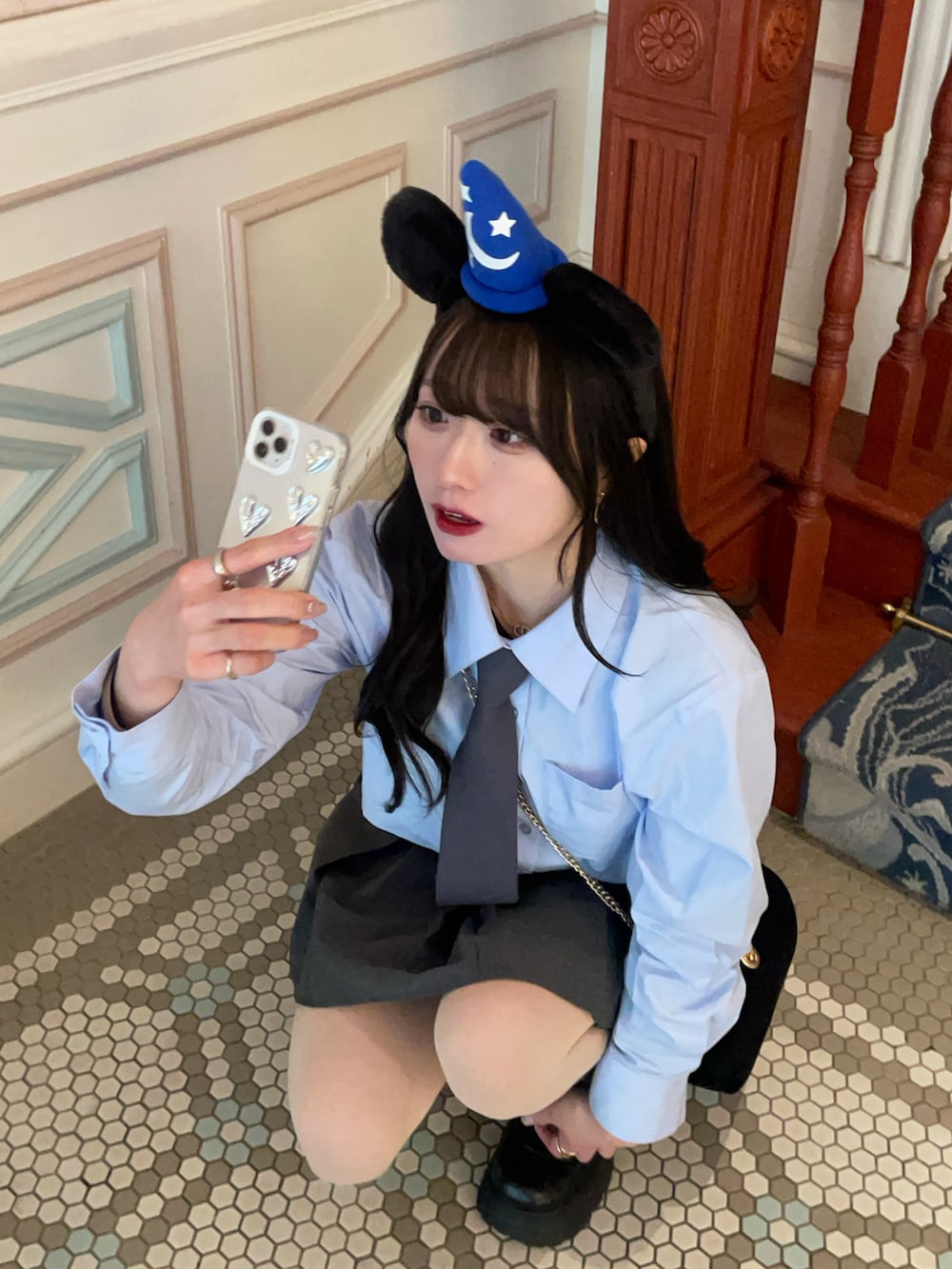 ブルー系のシャツ/ブラウス、グレー系のスカート、グレー系のファッション雑貨を着用したレディースの冬コーディネートの3枚目の写真