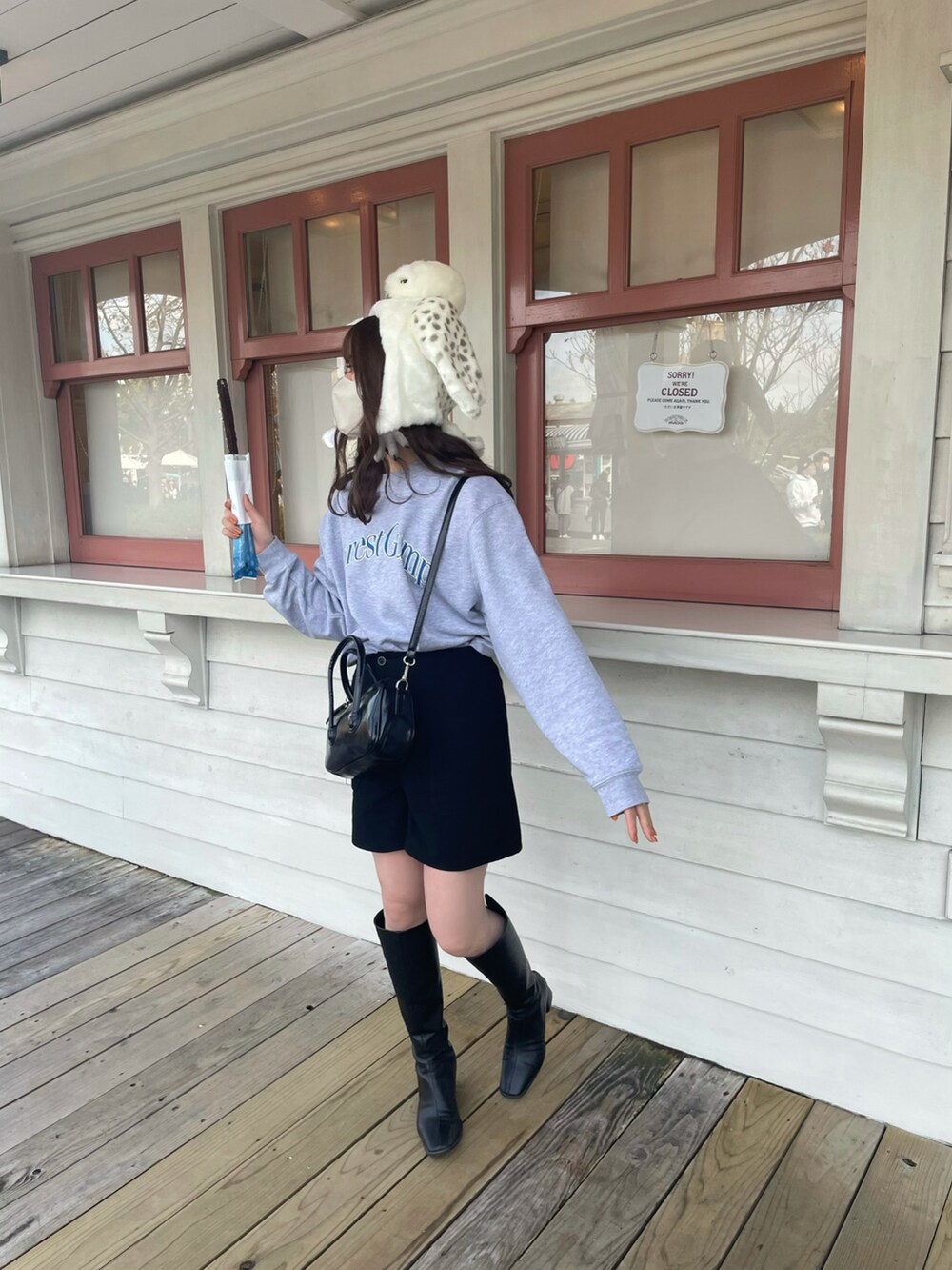 ブラック系のブーツ、ブラック系のパンツ、グレー系のスウェットを着用したレディースの冬コーディネートの3枚目の写真